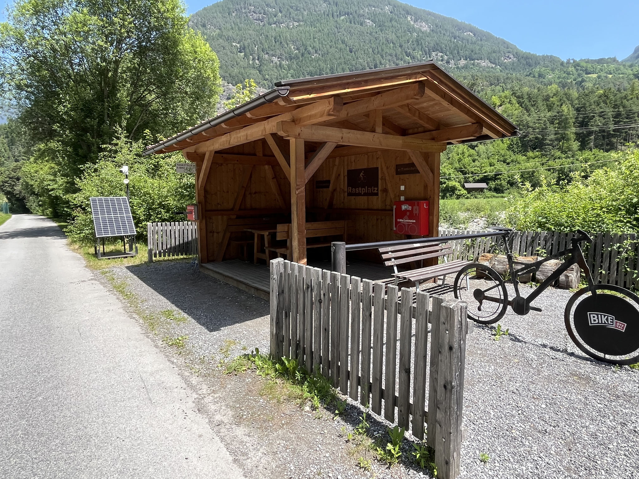 ... mit vielen Sitzbänken und Picknick-Plätzen für Velofahrer.