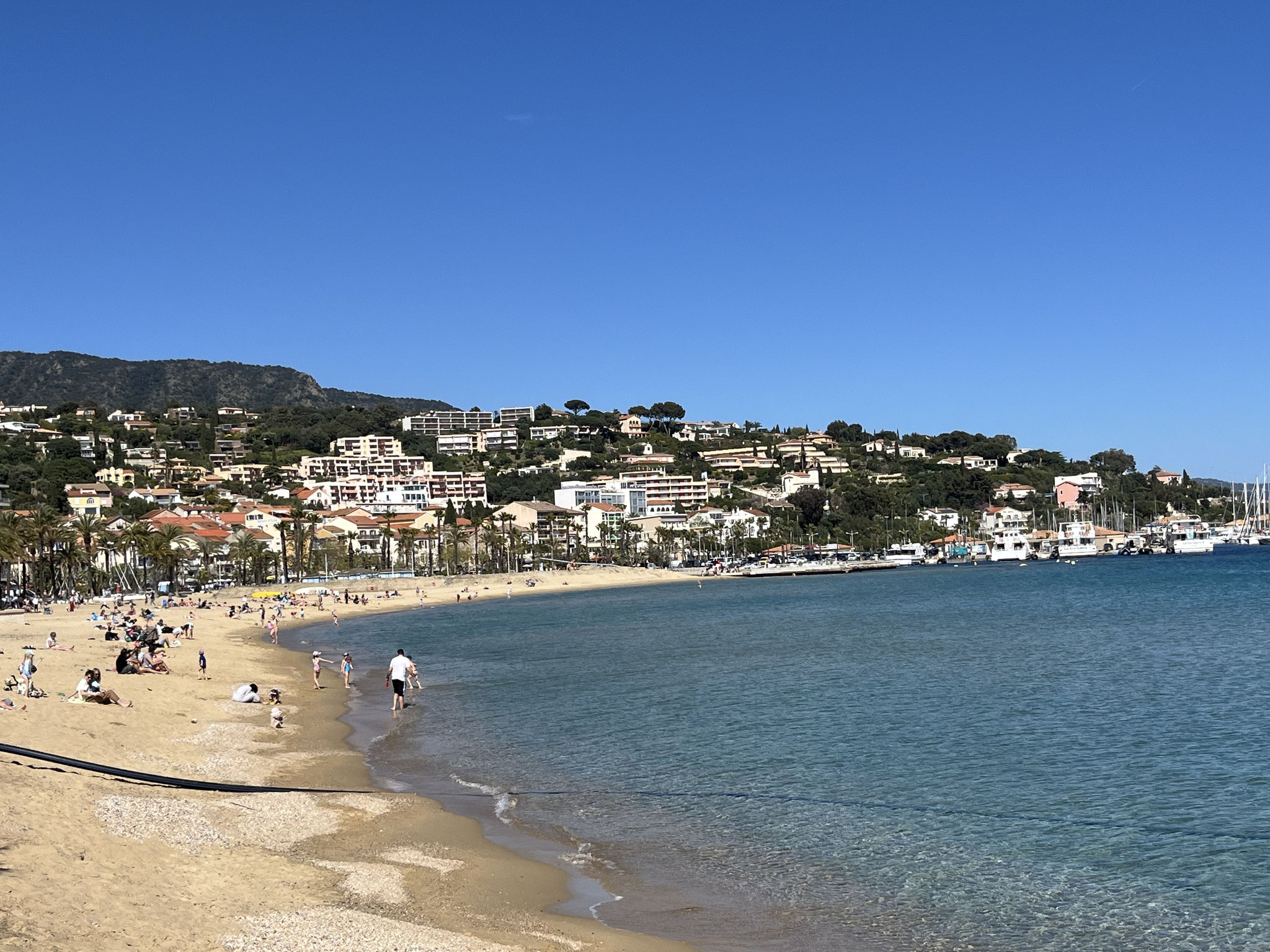 Wir kommen in Le Lavandou in einem kleinen, feinen Hotel unter, das vom schönen Sandstrand und der Uferpromenade nur wenige Schritte entfernt ist.