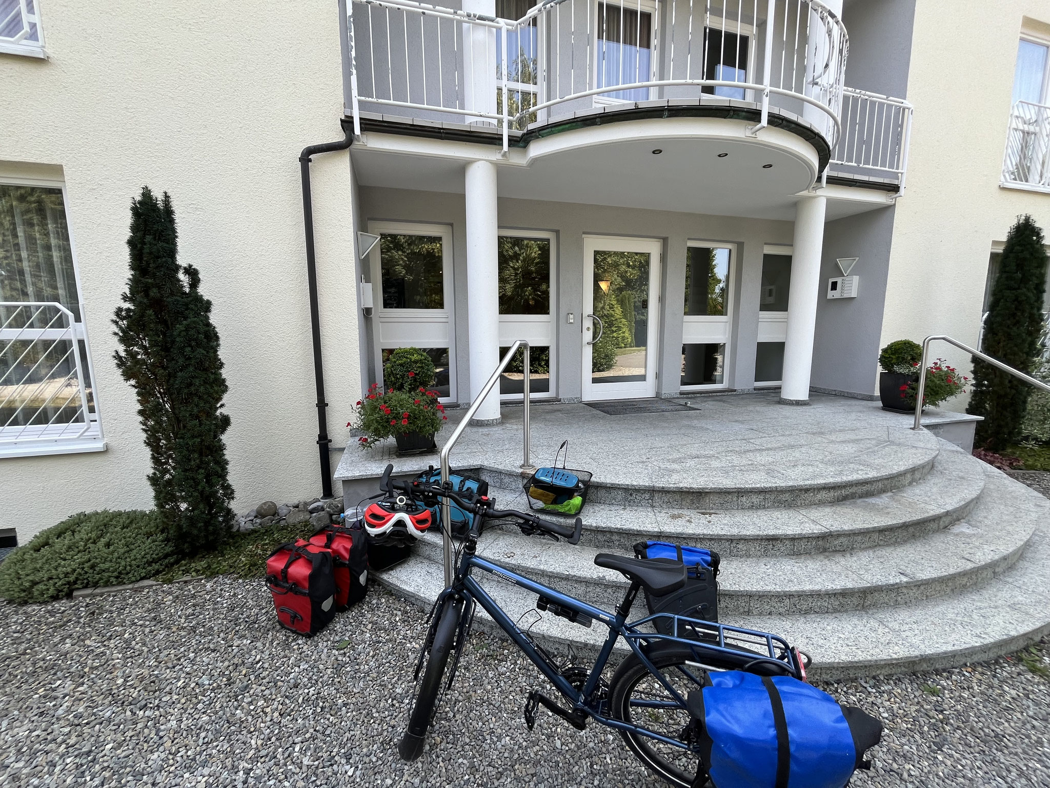 Es wird wärmer und wärmer und wir sind froh, nach 45 hügeligen Kilometern über Landwirtschaftsland, in Gaisbeuren beim Landgasthof Adler anzukommen.