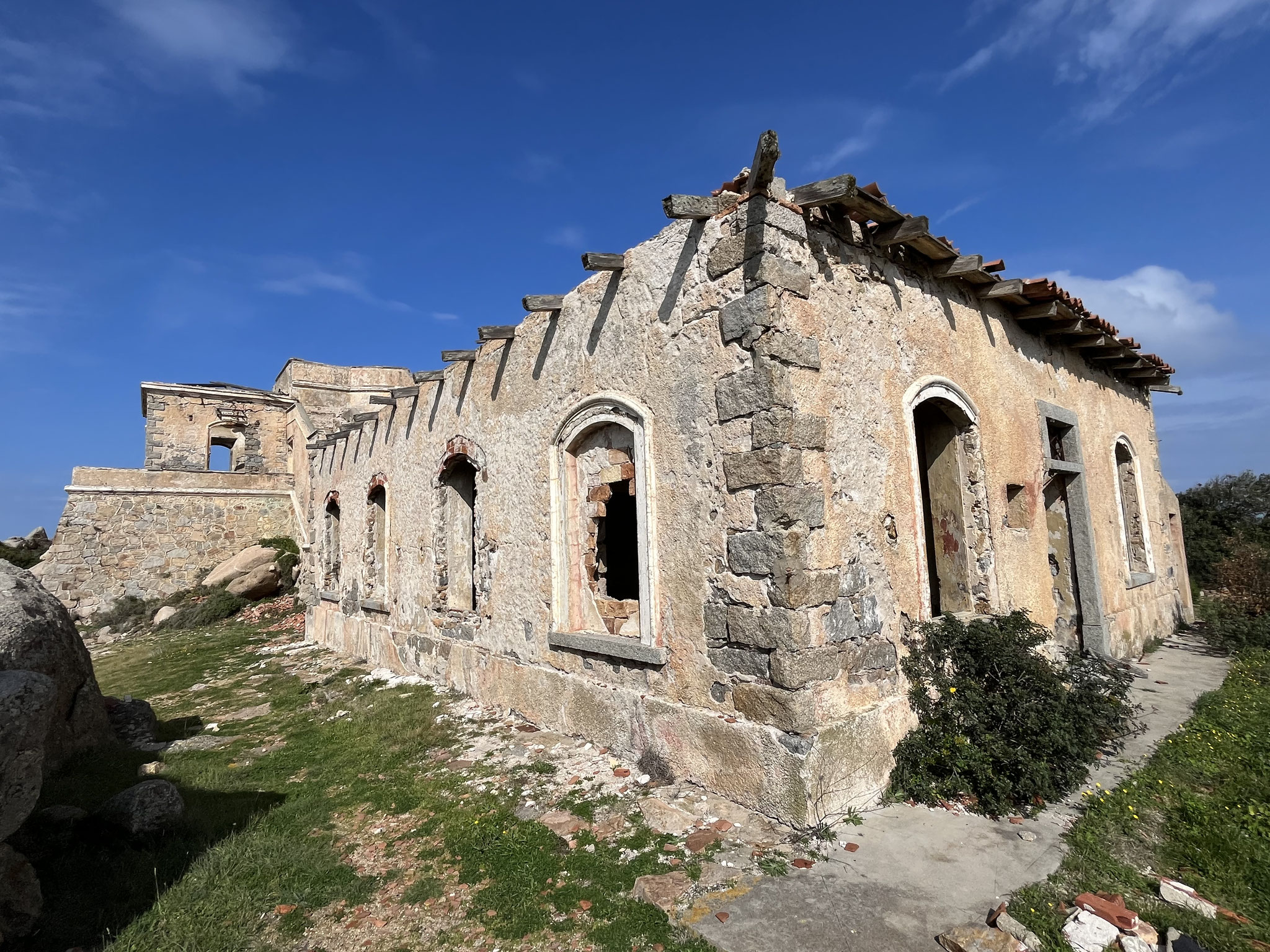 In unmittelbarer Nähe befindet sich noch eine alte, zerfallene Militärbatterie, sozusagen ein Lostplace.