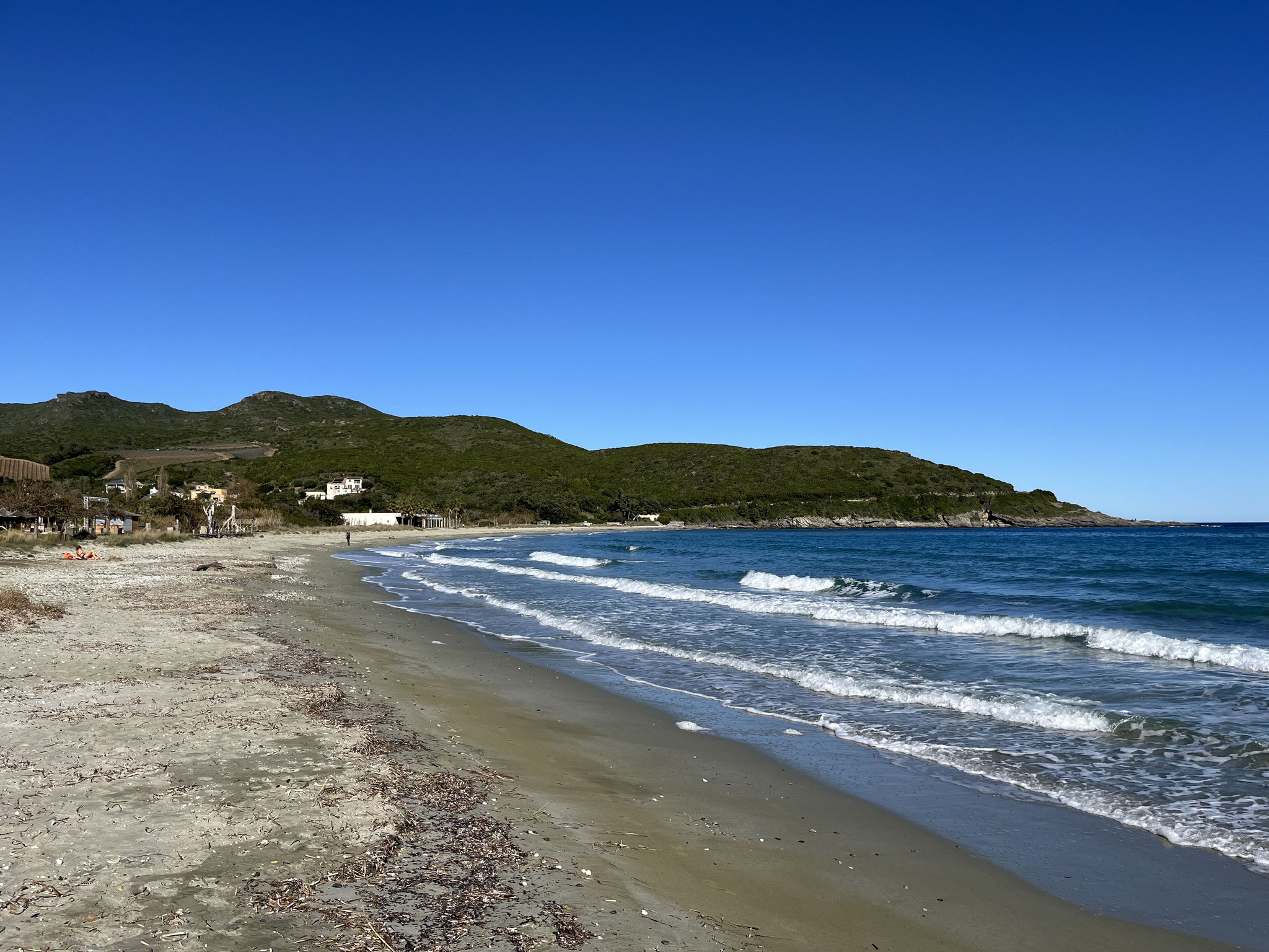 Wenn es abwärts geht, kommen wir zu einem natürlichen, idyllischen Strand.