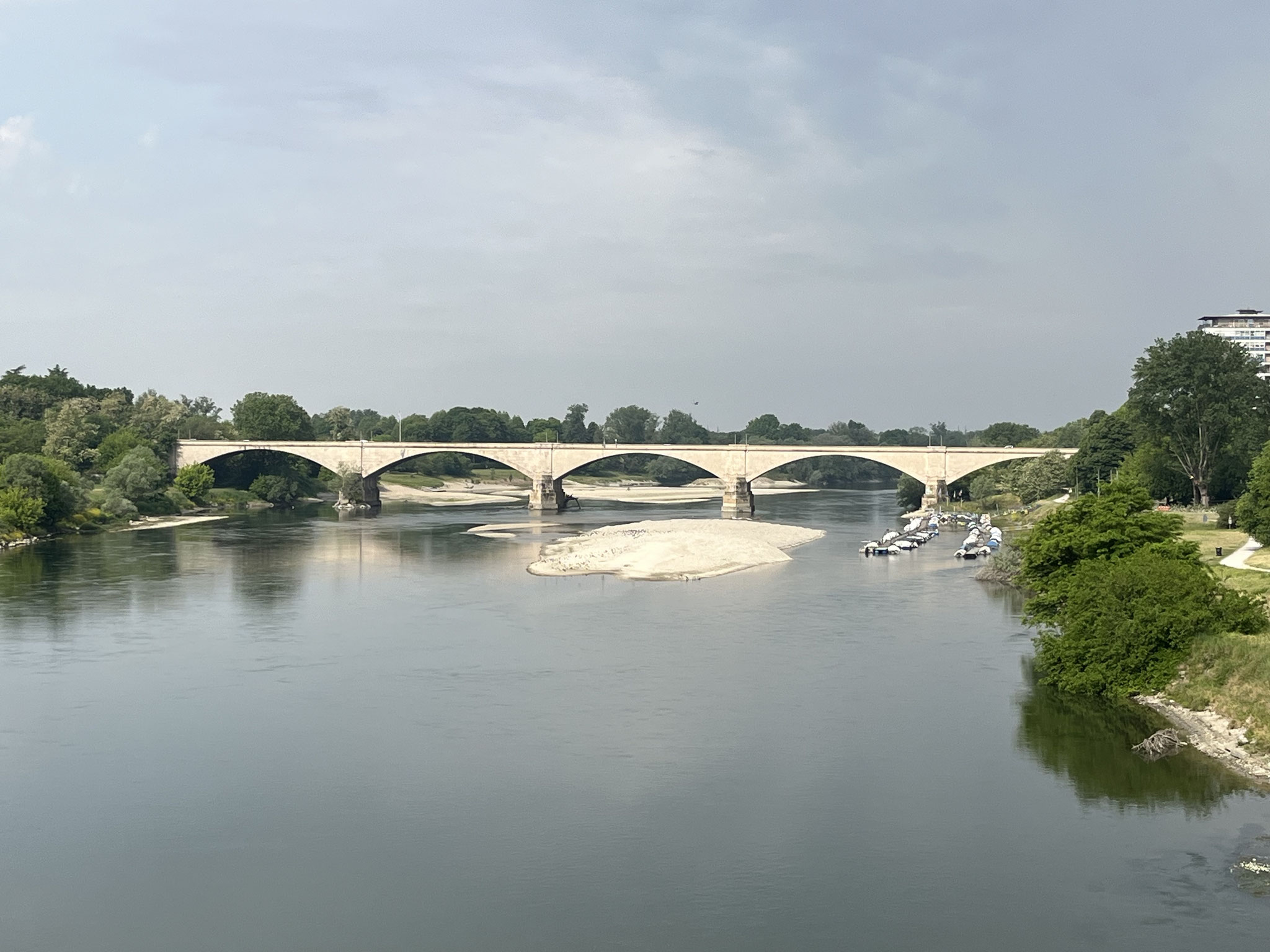 Wir schauen über den Ticino und sehen die „Ponte della Libertà“.