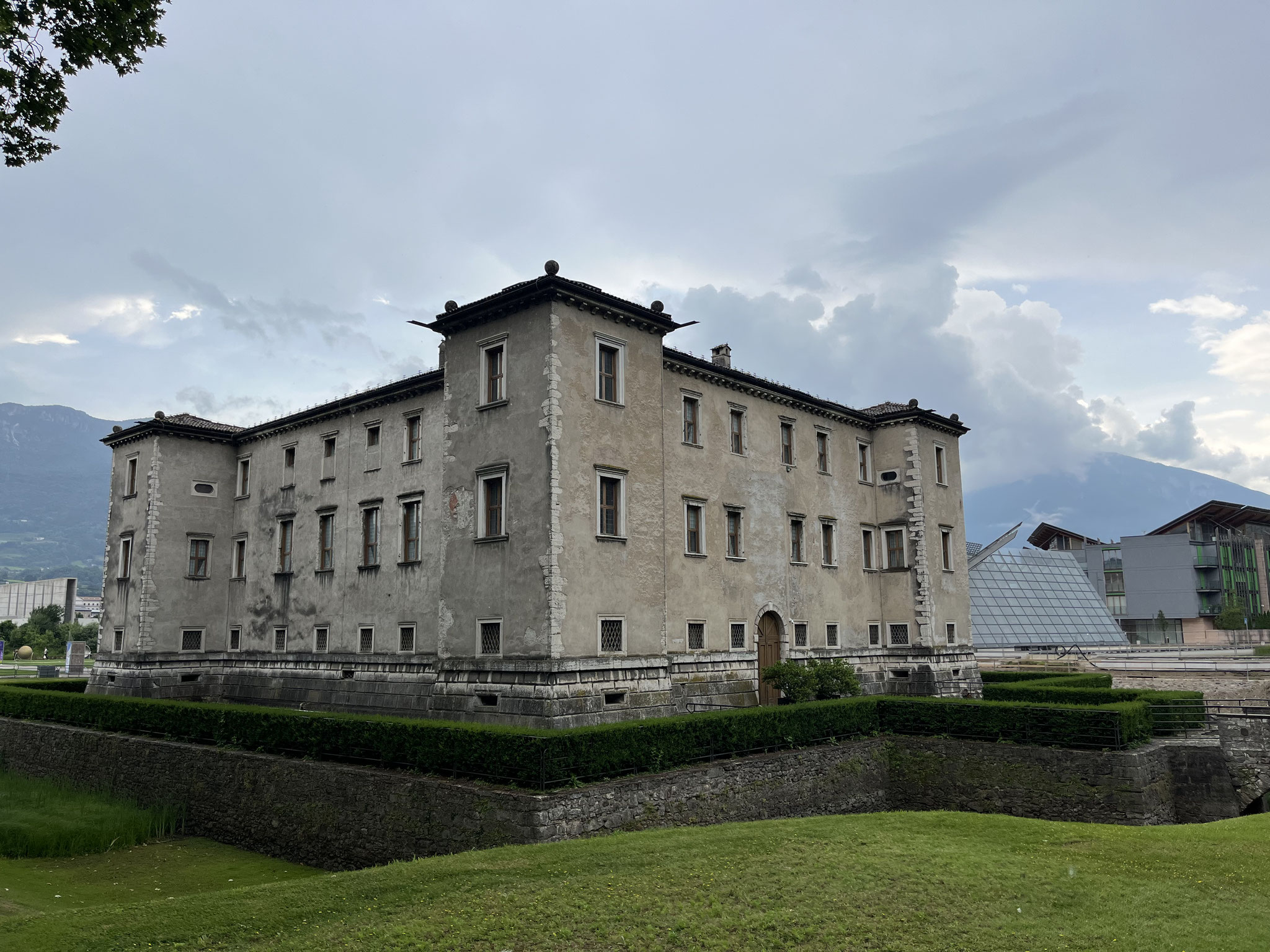 Der "Palazzo delle Albere" beherbergt ebenfalls ein Museum, scheint aber geschlossen zu sein.