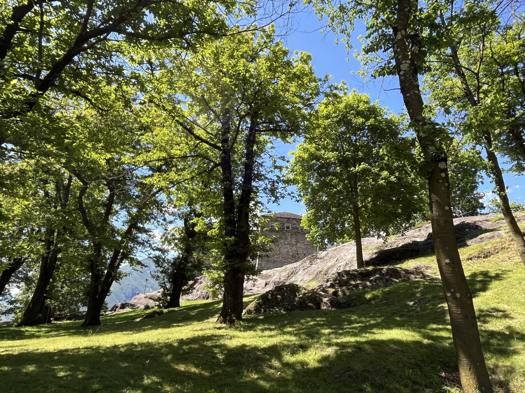 Es folgt ein steiler Abstieg über viele Treppenstufen zu den Schlössern von Bellinzona.