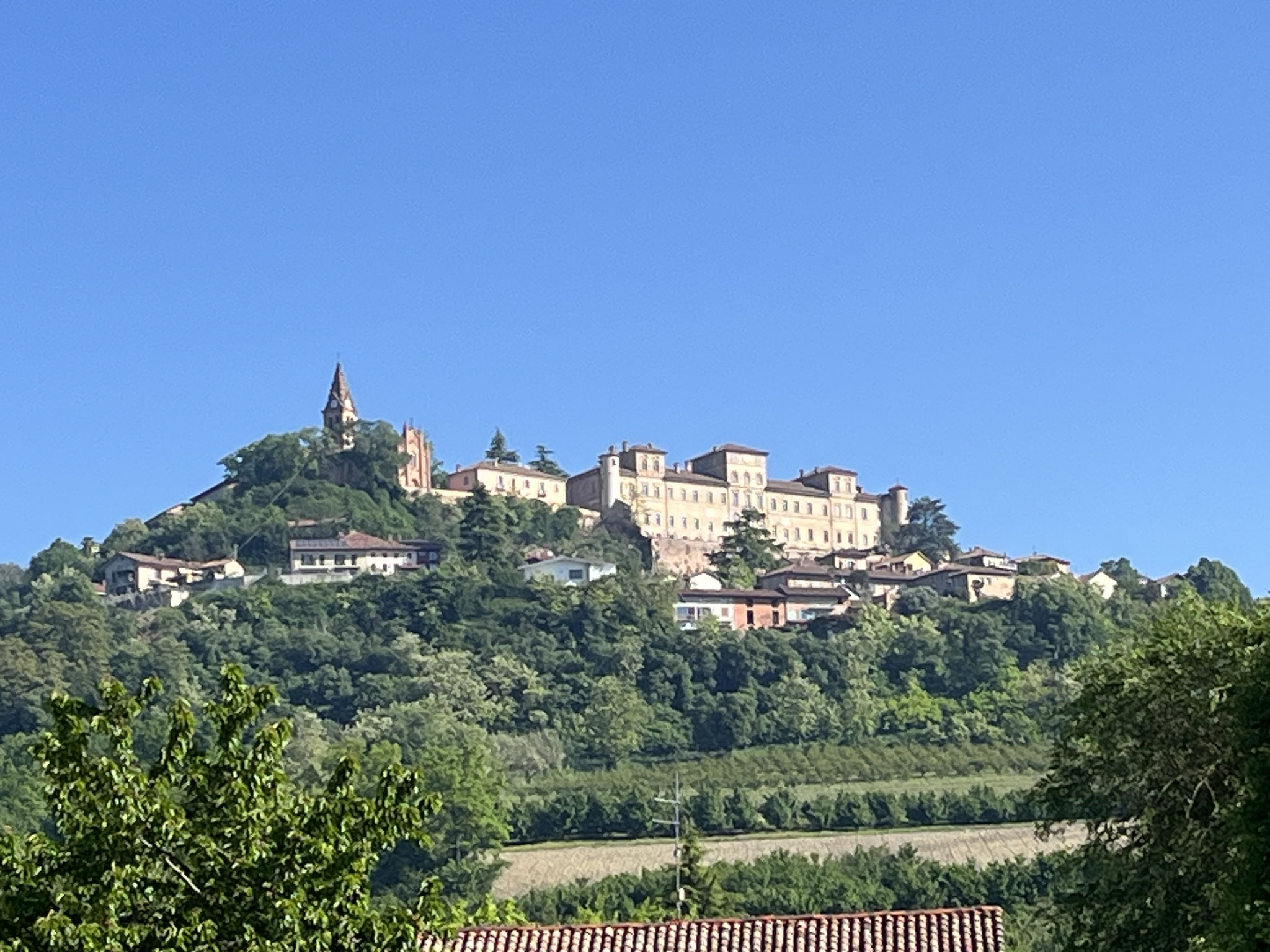 Die Landschaft ist sehr hügelig mit vielen Dörfern und Schlössern in der Höhe.