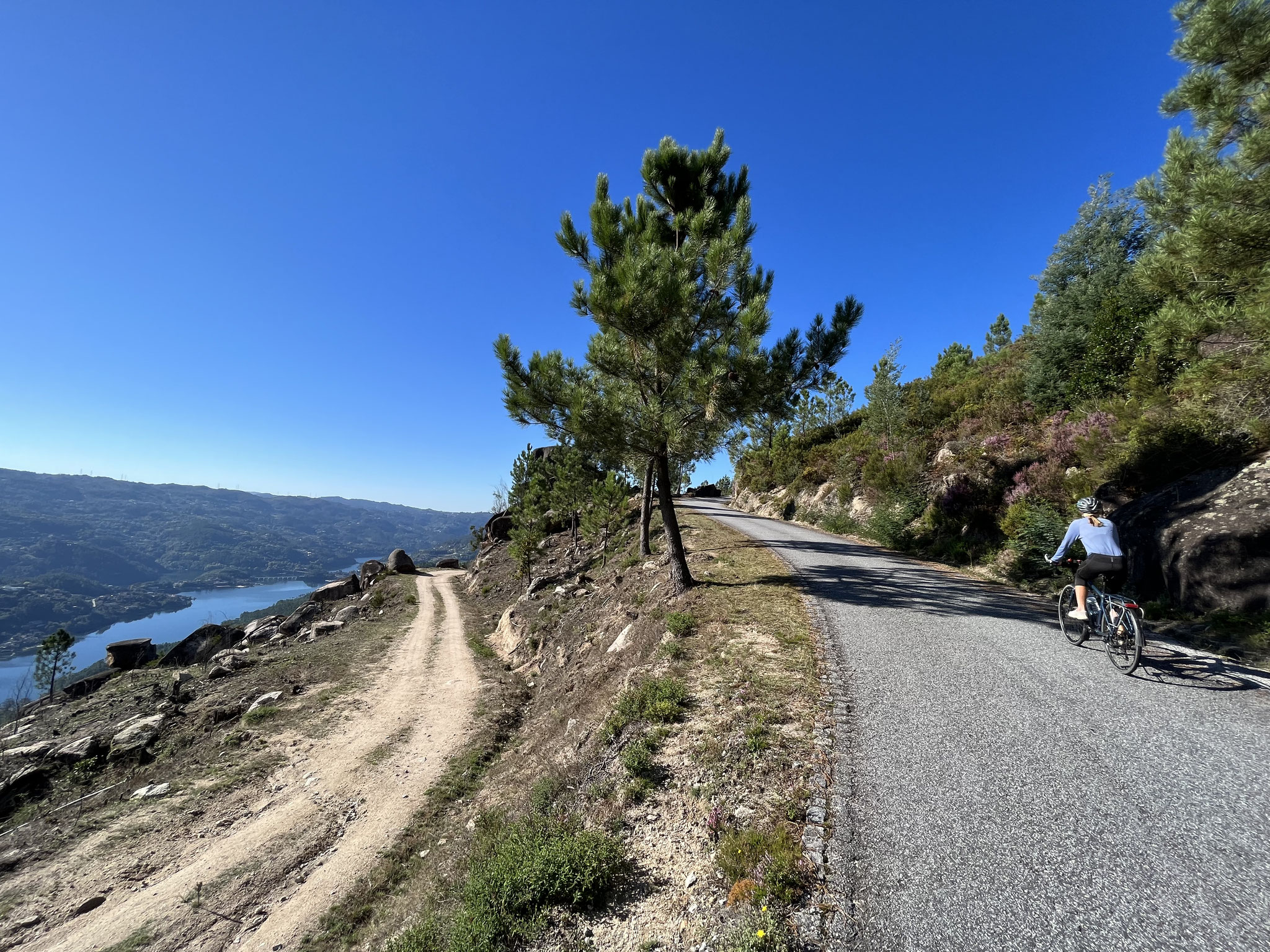 Die Strasse führt durch den National Park von Geres.