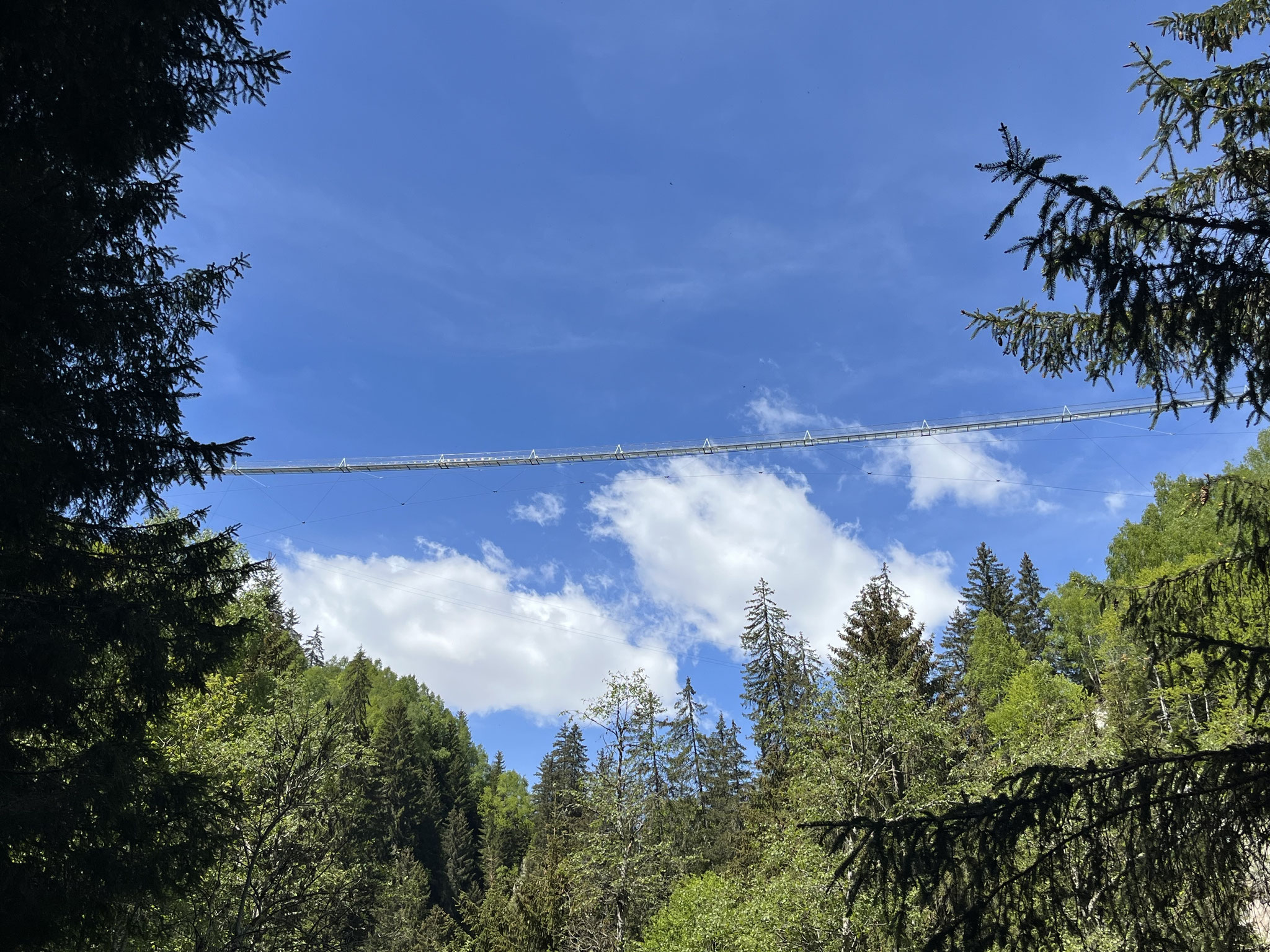 … unter der Hängebrücke durch bis …