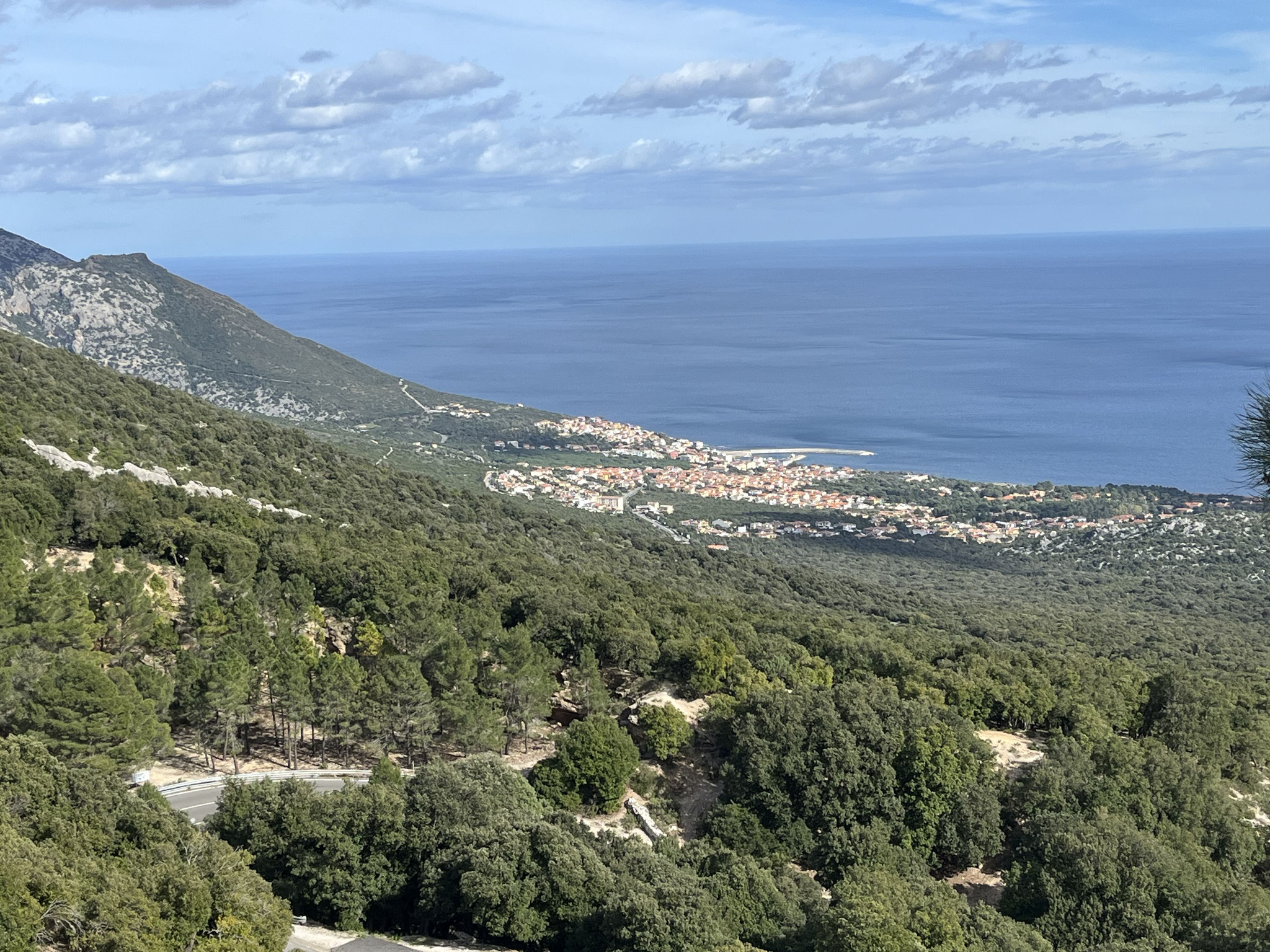 Oberhalb von Dorgali gehts durch einen Tunnel und wir sehen unserem Ziel entgegen. 