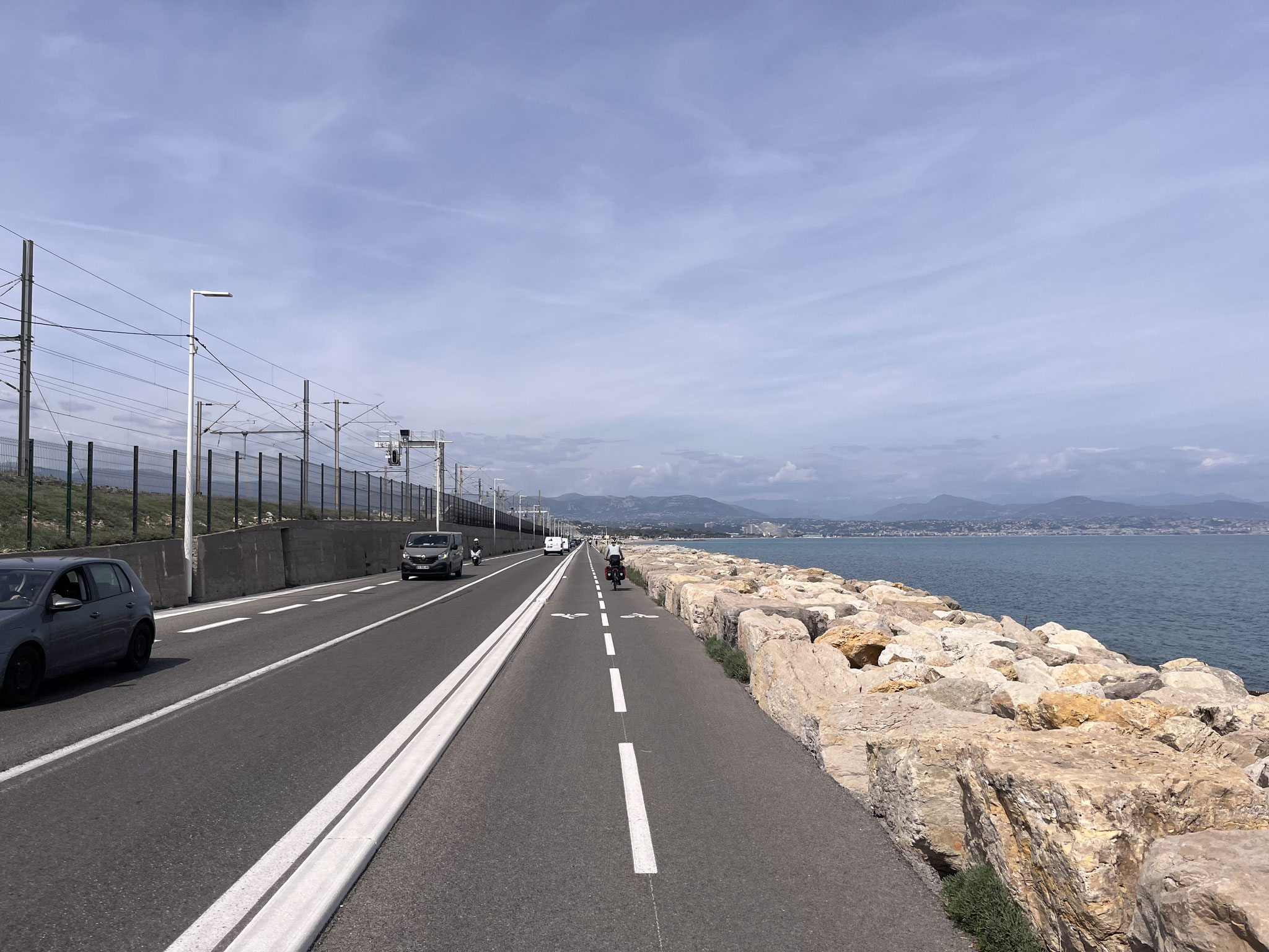 Es folgt eine Passage auf einem abgetrennten Velostreifen, direkt neben dem Strand und der stark befahrenen Hauptstrasse.