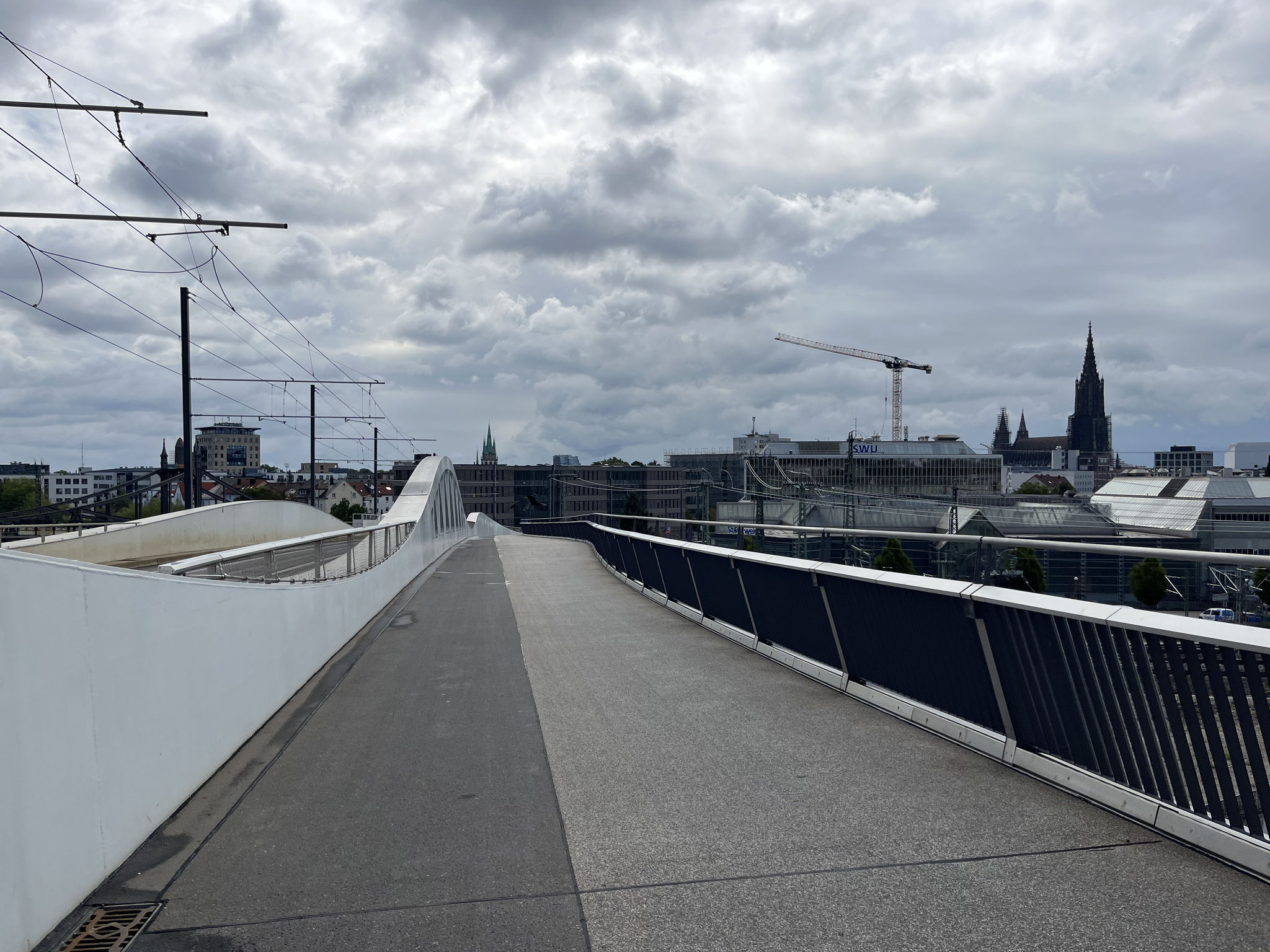 Über die neue Strassenbahn-und Busbrücke gehts zurück in die Innenstadt. 