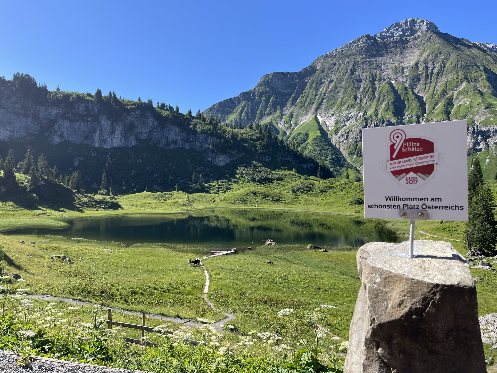 Nach ein paar Höhenmetern kommen wir zum Körbersee, dessen Landschaft 2017 zur schönsten Österreichs erkürt wurde.