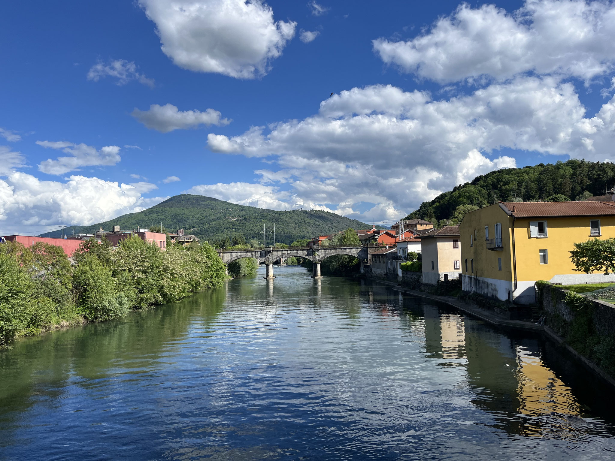 Kurz über die Brücke und wir stehen vor einem Supermarkt in Luino, wo wir für die kommenden Tage einkaufen können.