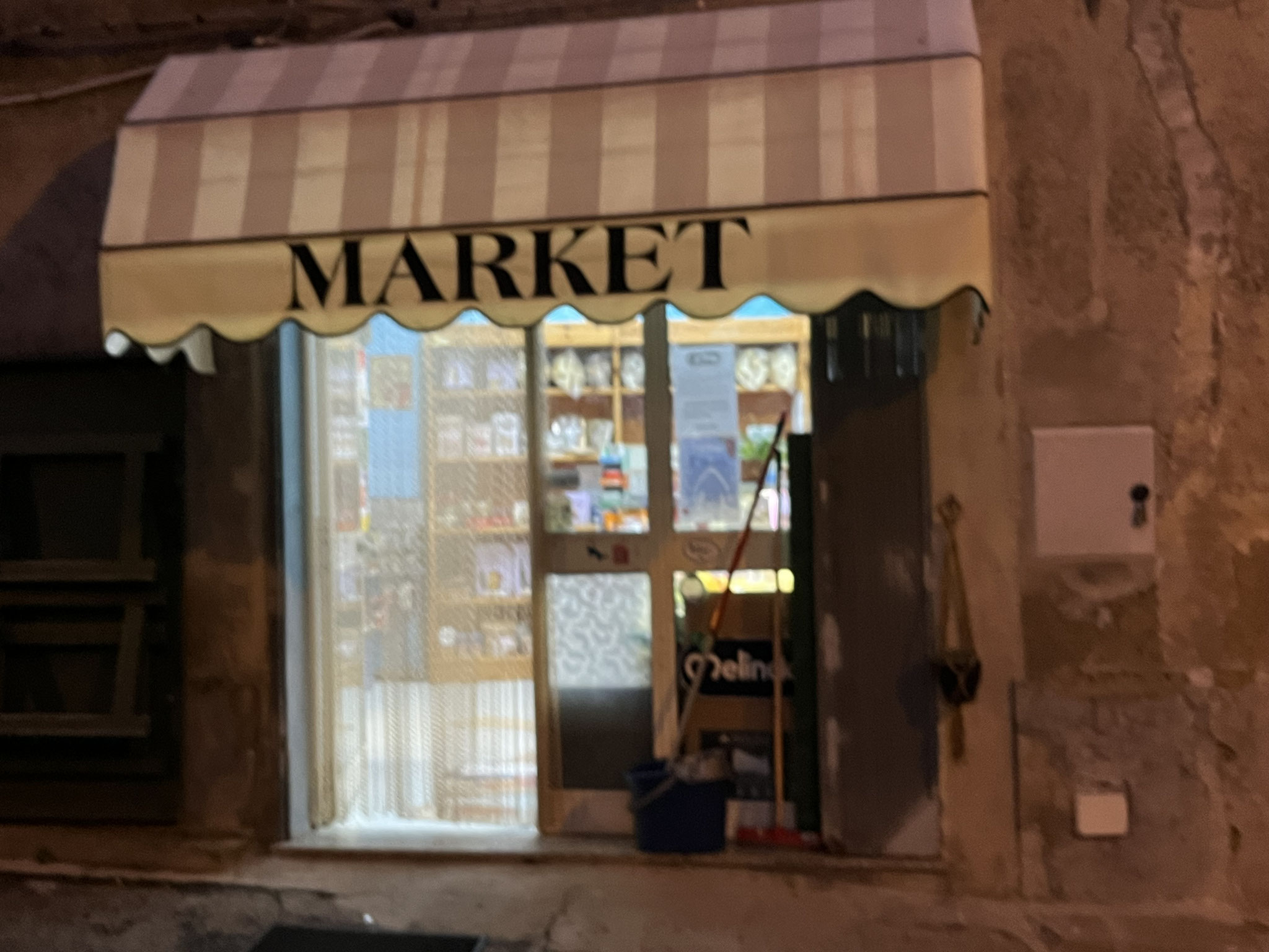Jetzt müssen wir noch einkaufen und stehen um 17.00Uhr vor einem geschlossenen Supermarkt. Wie stellen uns schon auf ein einfaches Abendessen(Spaghetti mit Thon) ein, da hilft uns dieser „Tante Emma“ Laden aus der Patsche!