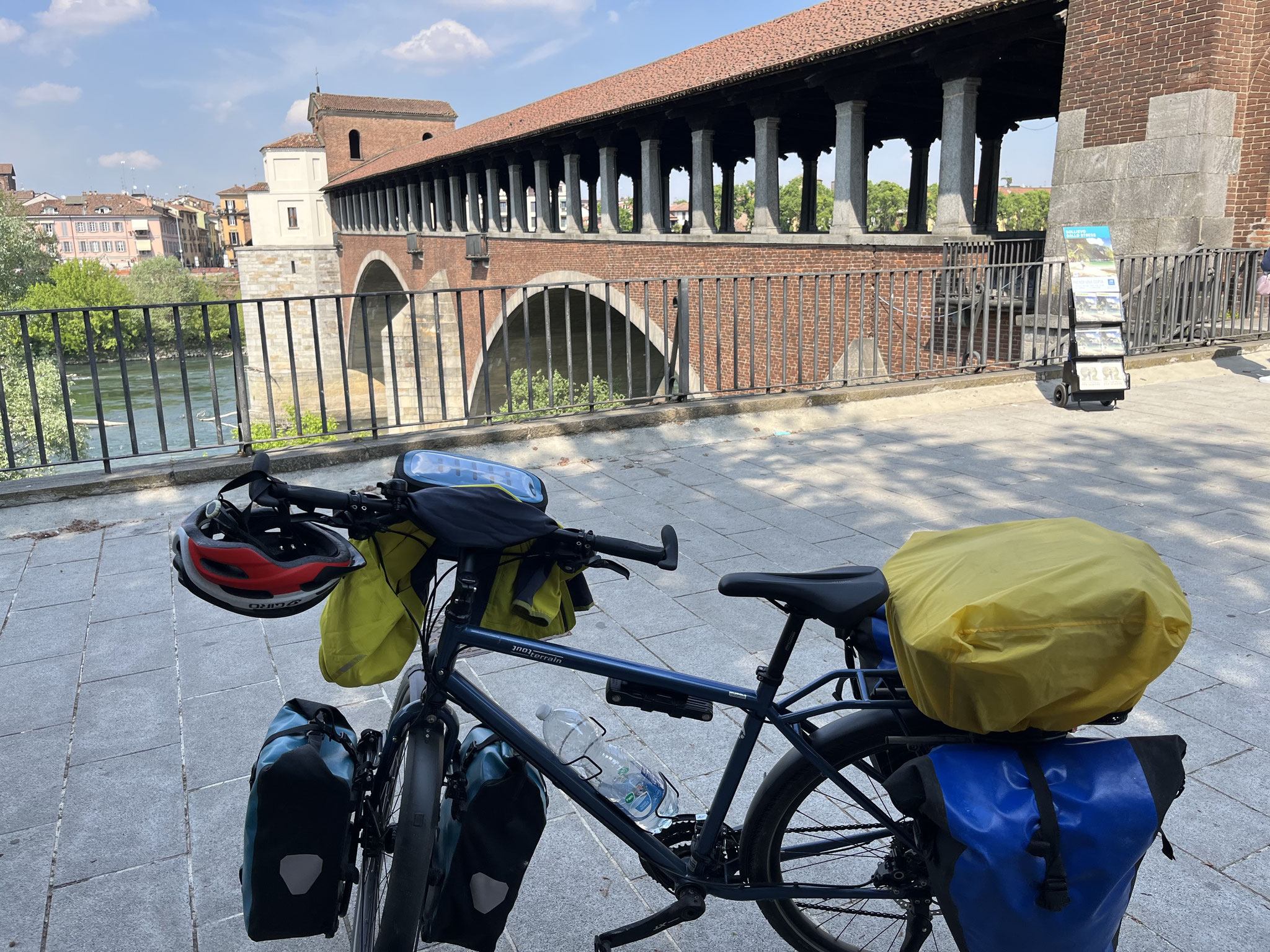 Dann haben wir es geschafft. 75km sind lang und müssen erst einmal gefahren werden. Wir haben eine Pause im Schatten verdient und bestaunen die wunderschöne Brücke in Pavia.