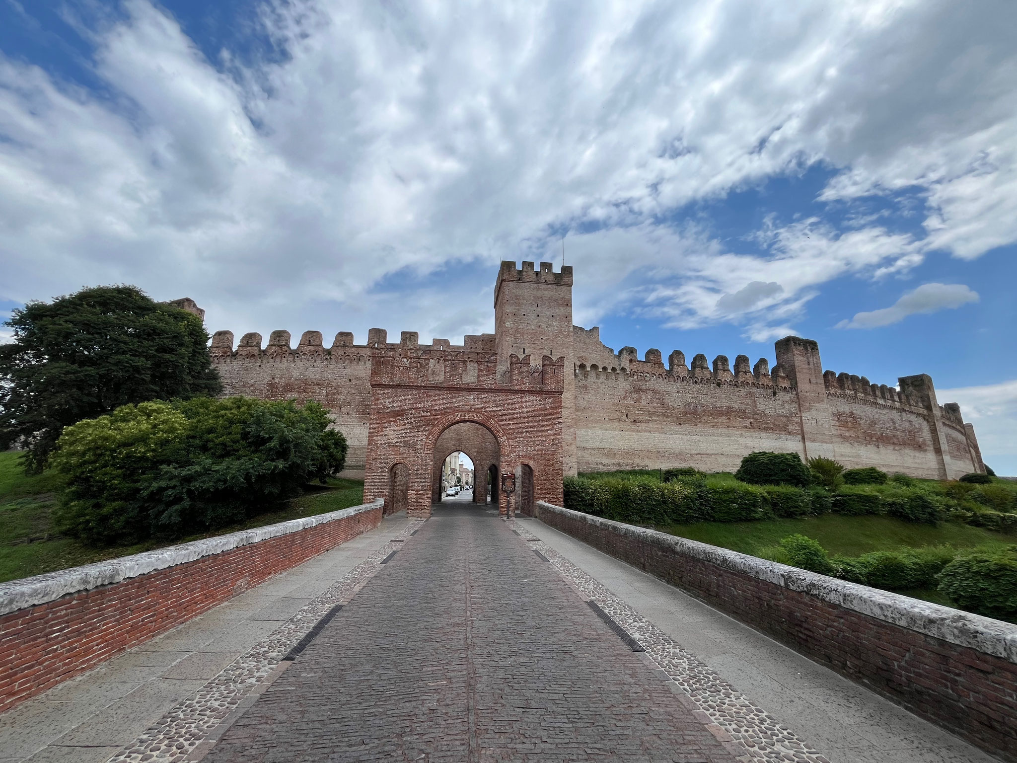 Wir marschieren durch die Stadt und verlassen sie durch die "Porta Vicenza".