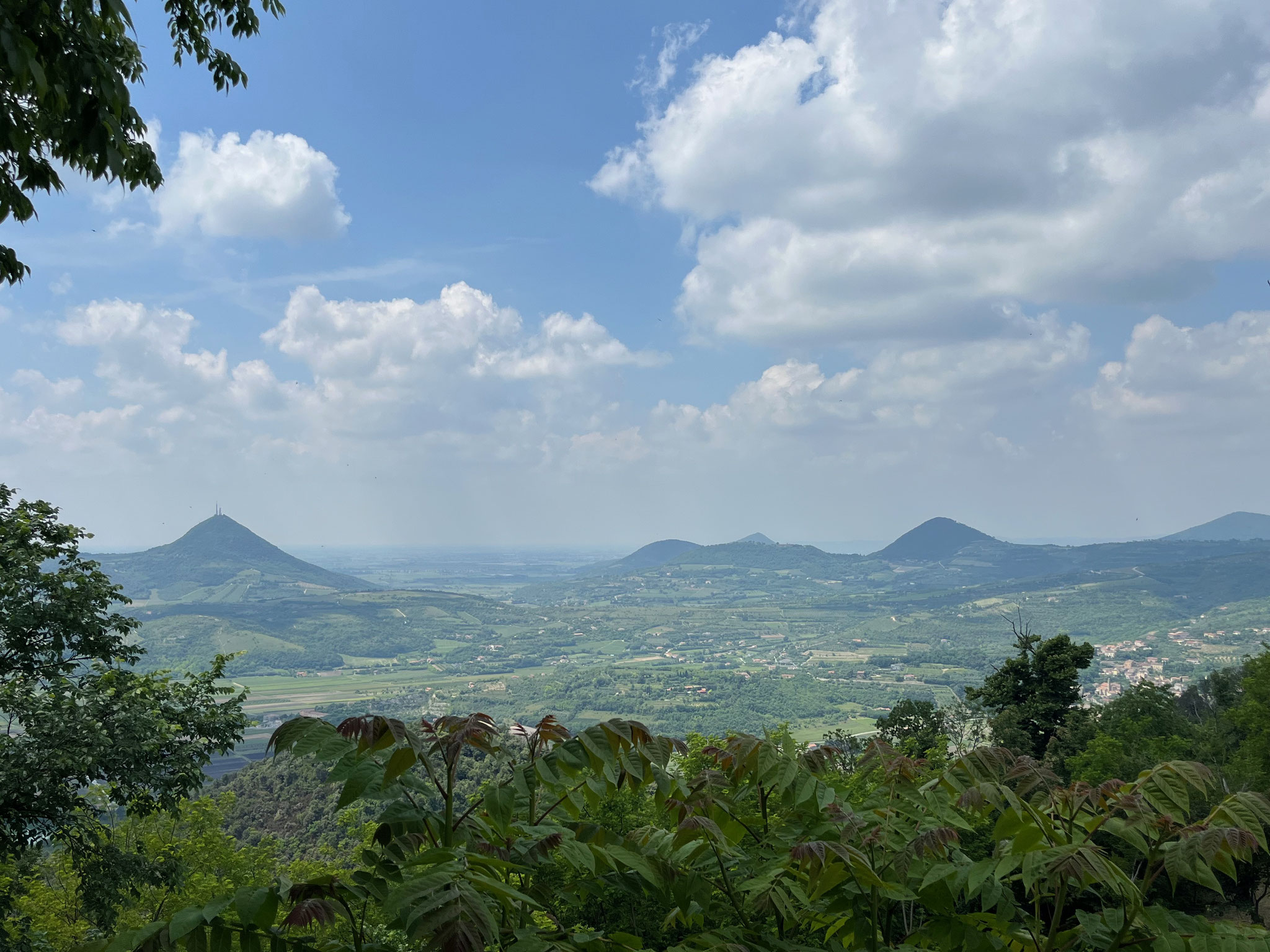 Von hier oben geniessen wir die Aussicht auf die Traumlandschaft der Euganeischen Hügel.