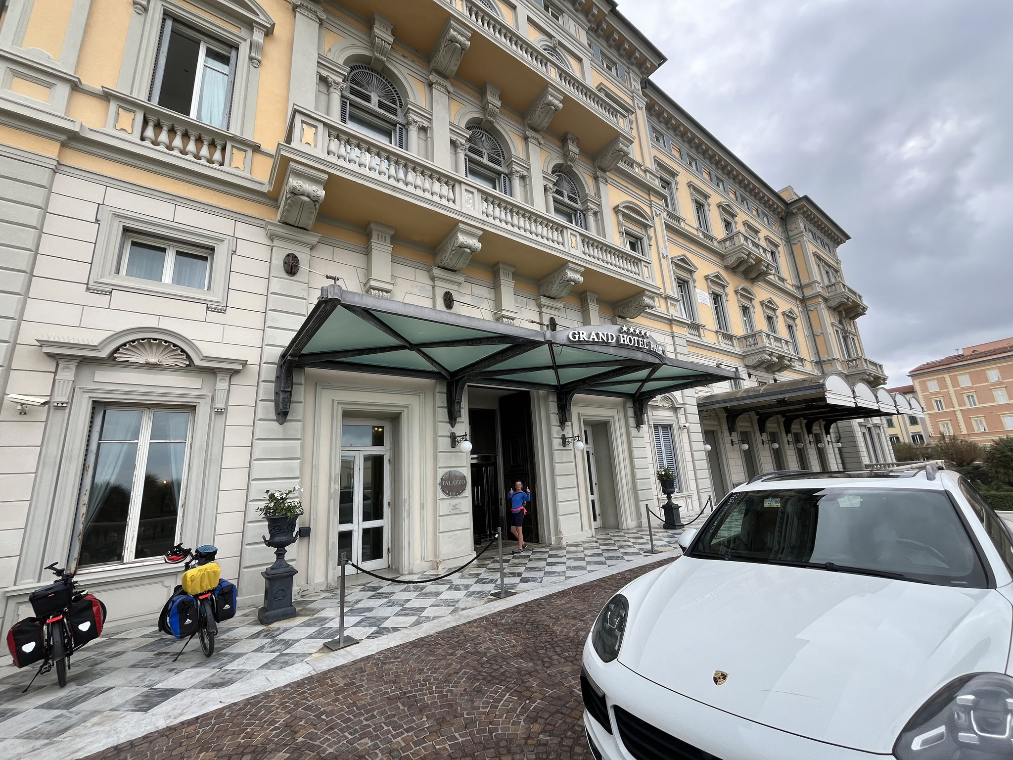 Es ist das Grand Hotel Palazzo, das zu dieser Zeit für uns erschwinglich ist.