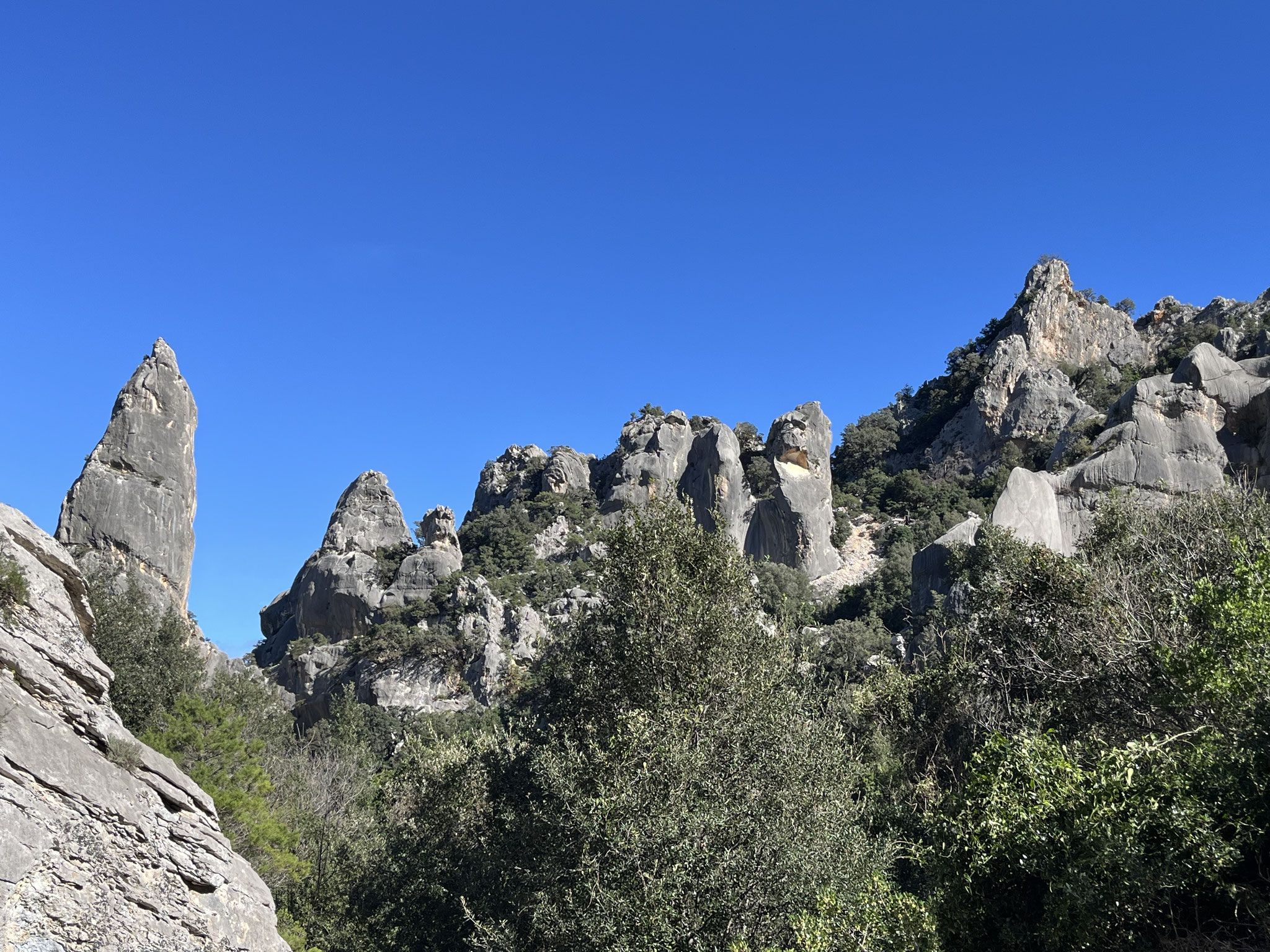 Die Felsen werden höher und höher und wir wandern durch eine Schlucht mit bizarren Felsformen und grossen Höhlen.