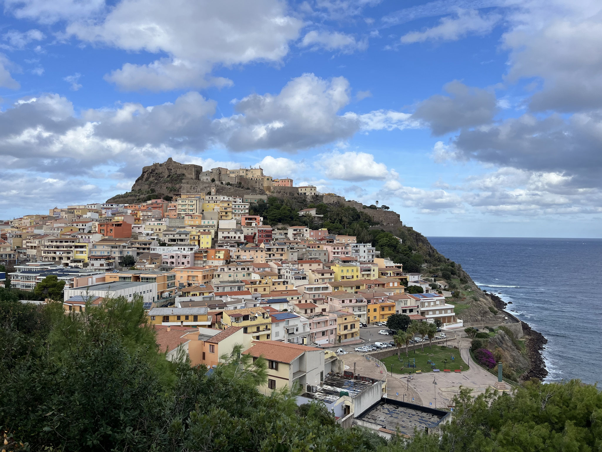 Castelsardo ist eine spektakulär gelegene Hafenstadt mit einer Altstadt auf einem 100m hohen Felsen …