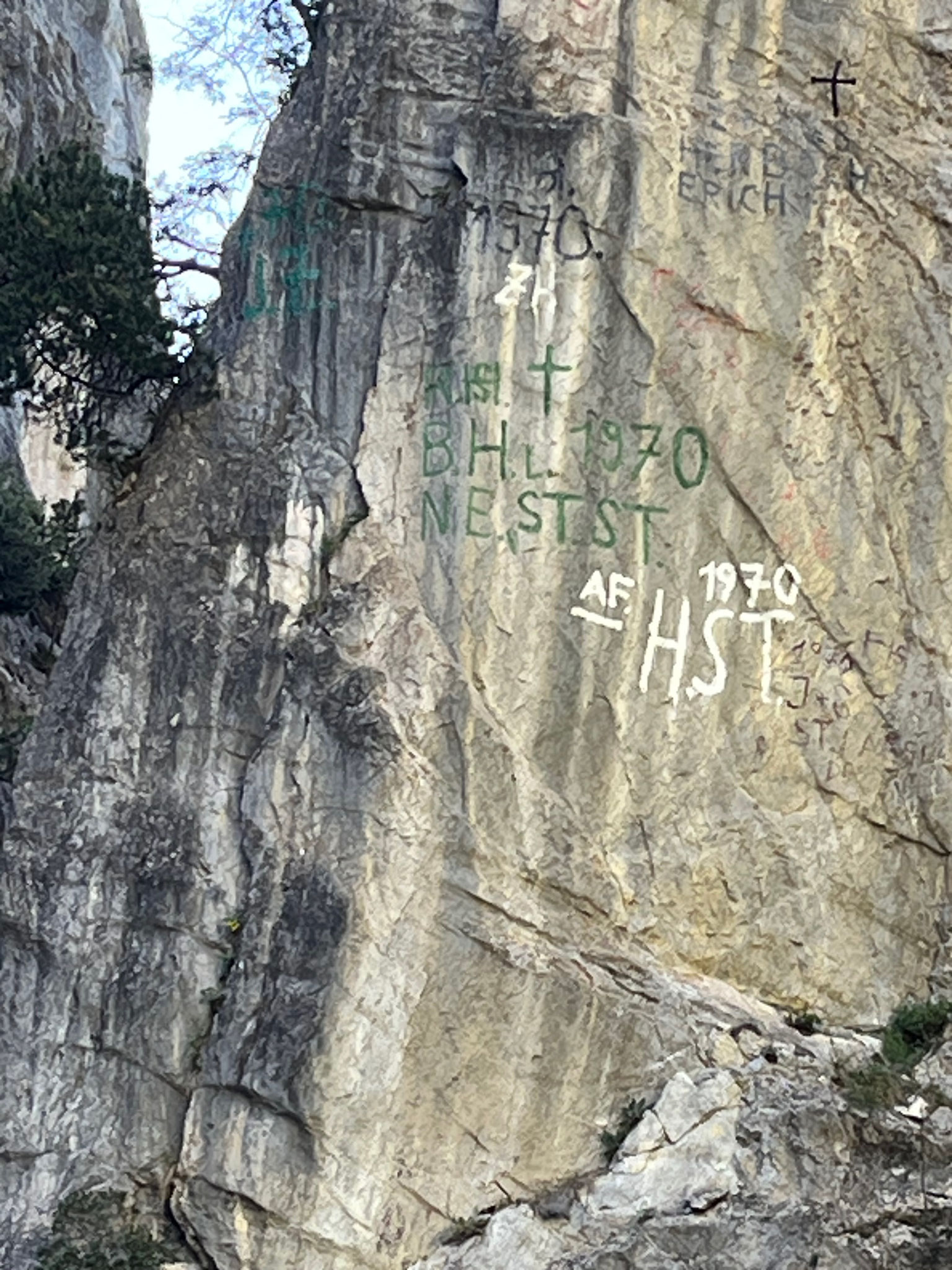 Auf den Felsen der Rückseite kann man Inschriften über die Schneehöhen vergangener Jahre erkennen. 