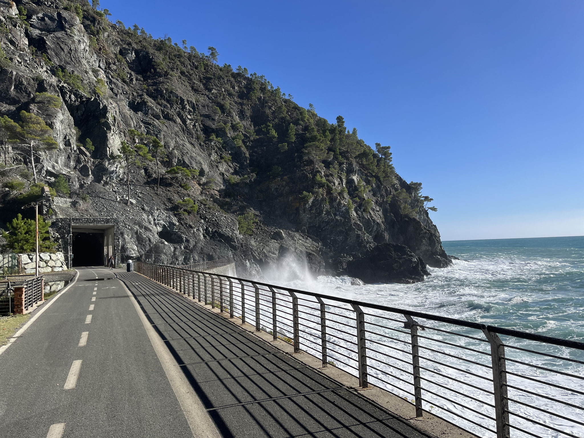 Es sind etwa 6km unvergessliche Velofahrt dieser atemberaubenden Küste entlang.