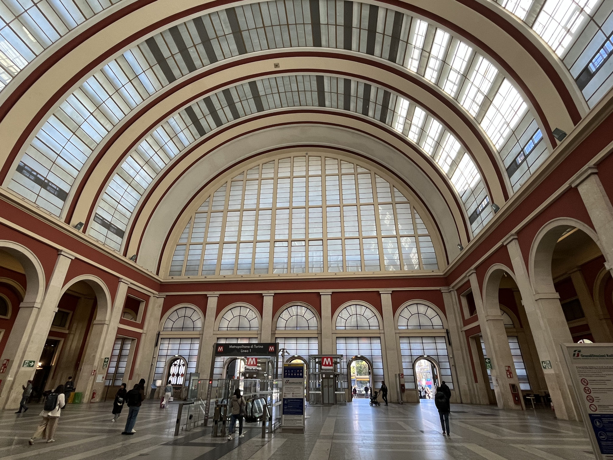 Die Bahnhofshalle ist riesig und sehr schön. Der ganze Bahnhof sauber und gepflegt.