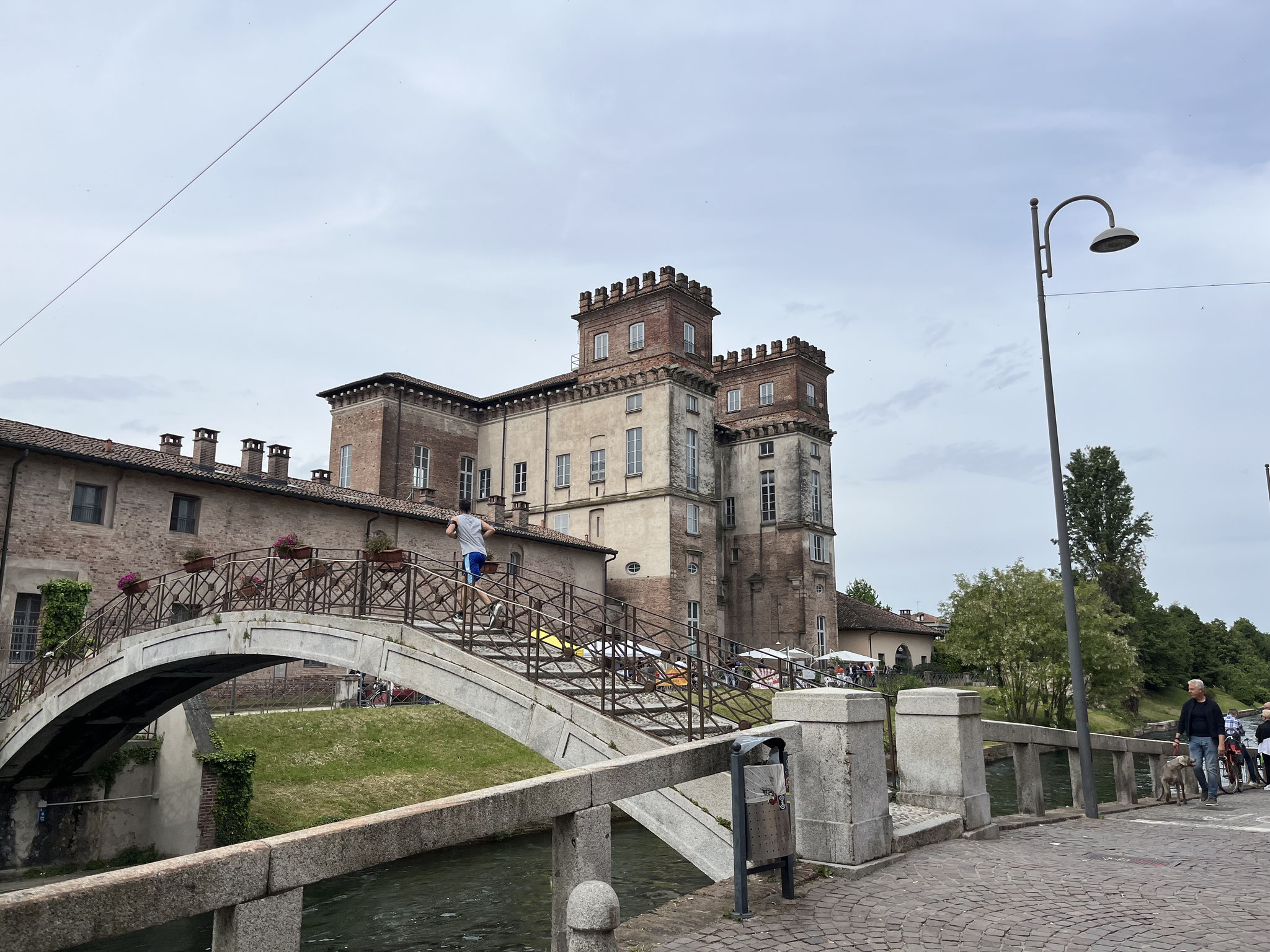Bars und Restaurants haben am Sonntag offen und sind sehr gut besucht.