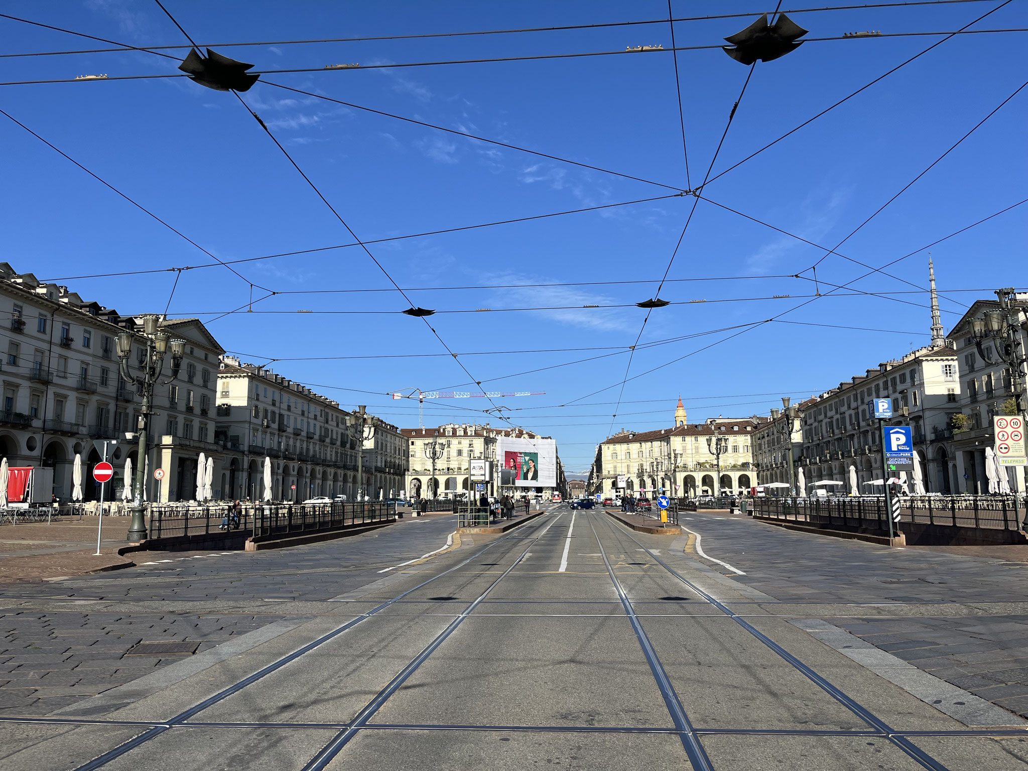 Der Platz „Vittoria Veneto“ ist gross wird von vielen Tramschienen durchquert, …