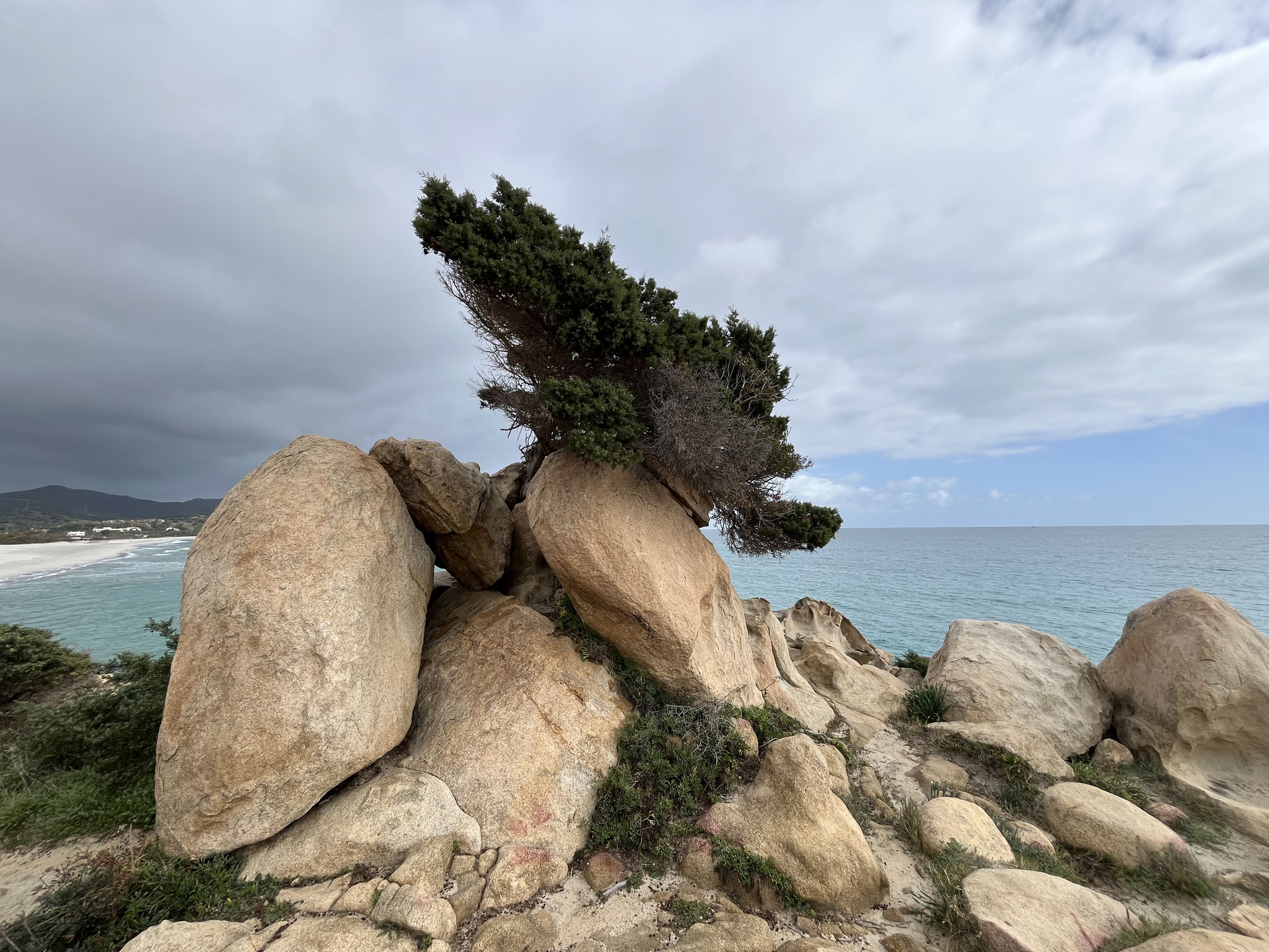 Der Traumstrand mit seinen Gesteinsformationen wirkt bei Sonnenlicht …