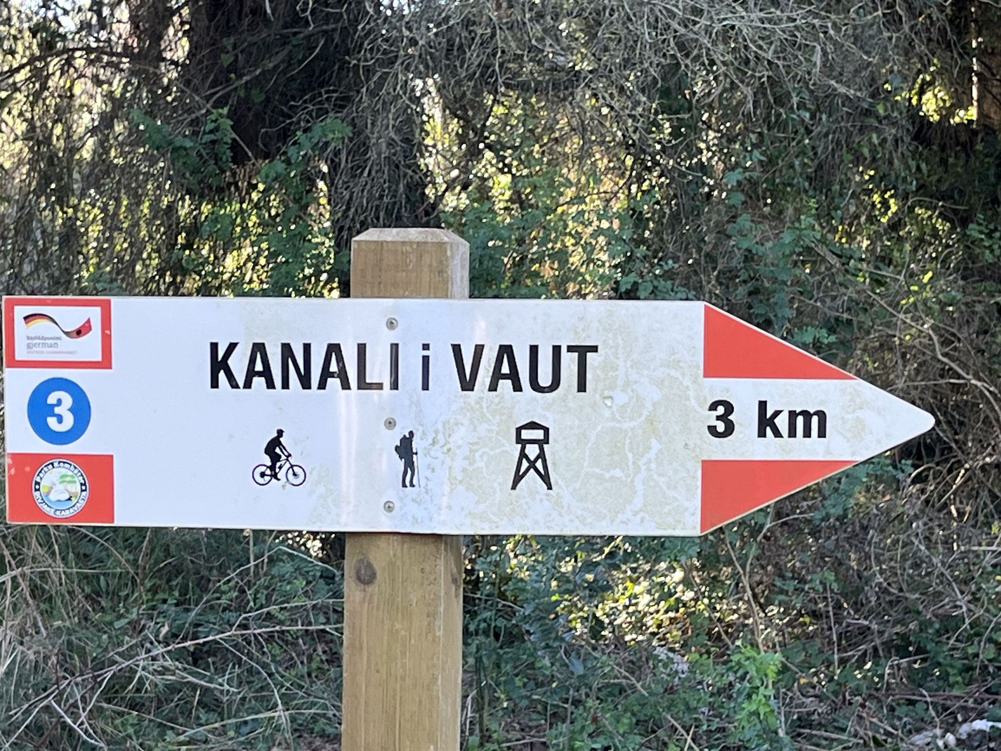 ... zum Aussichtspunkt über die Lagune mit Flamingos und Pelikanen.