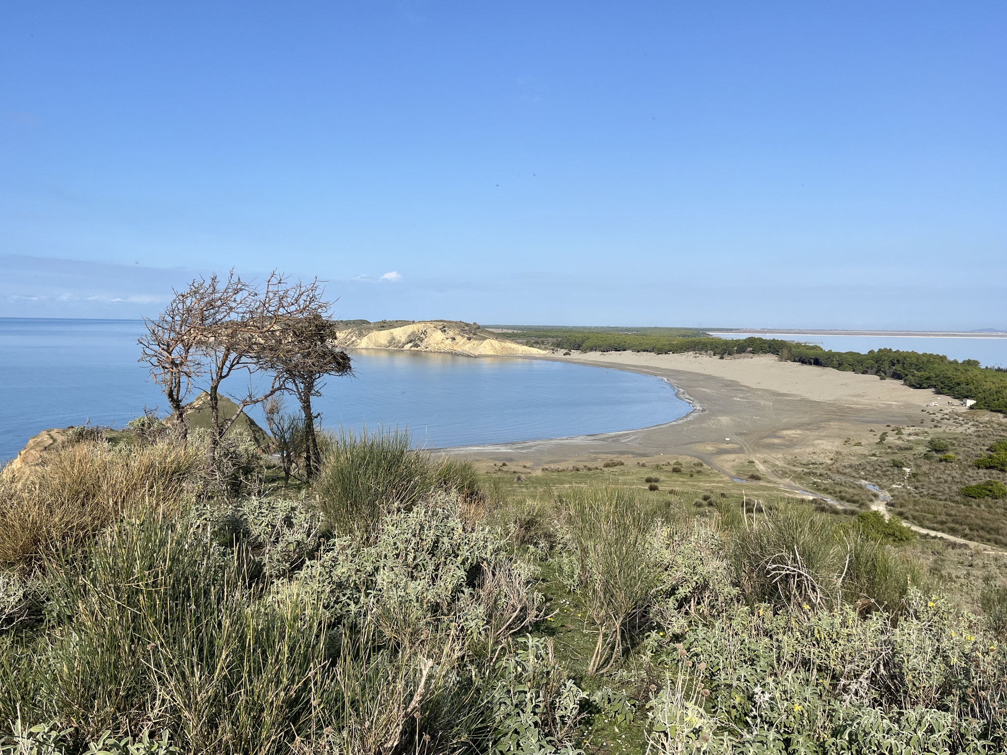 Von einem 50m hohen Hügel haben wir eine wunderbare Aussicht auf die Zvernec Beach.