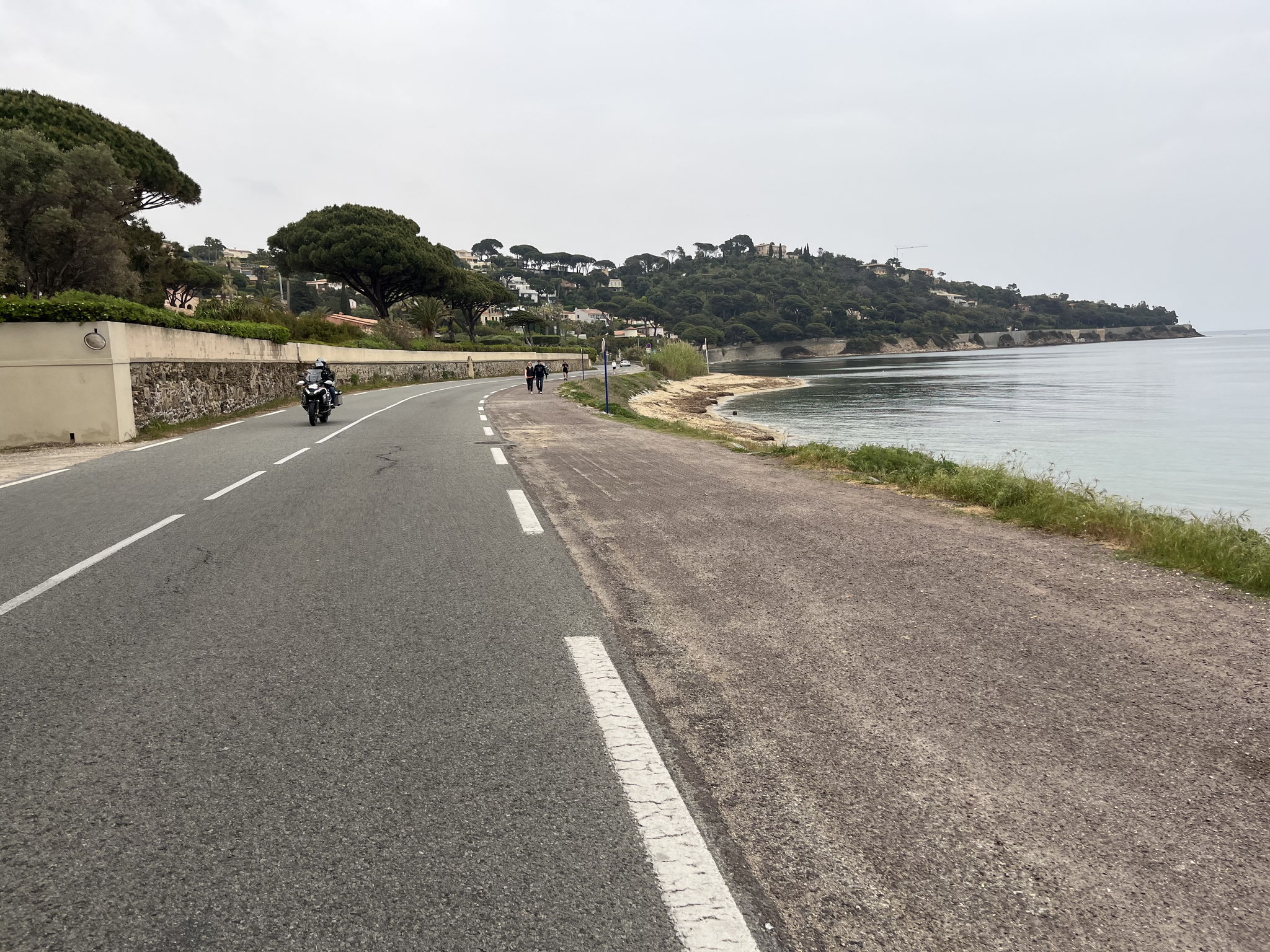 … auf der Küstenstrasse Richtung Nizza.