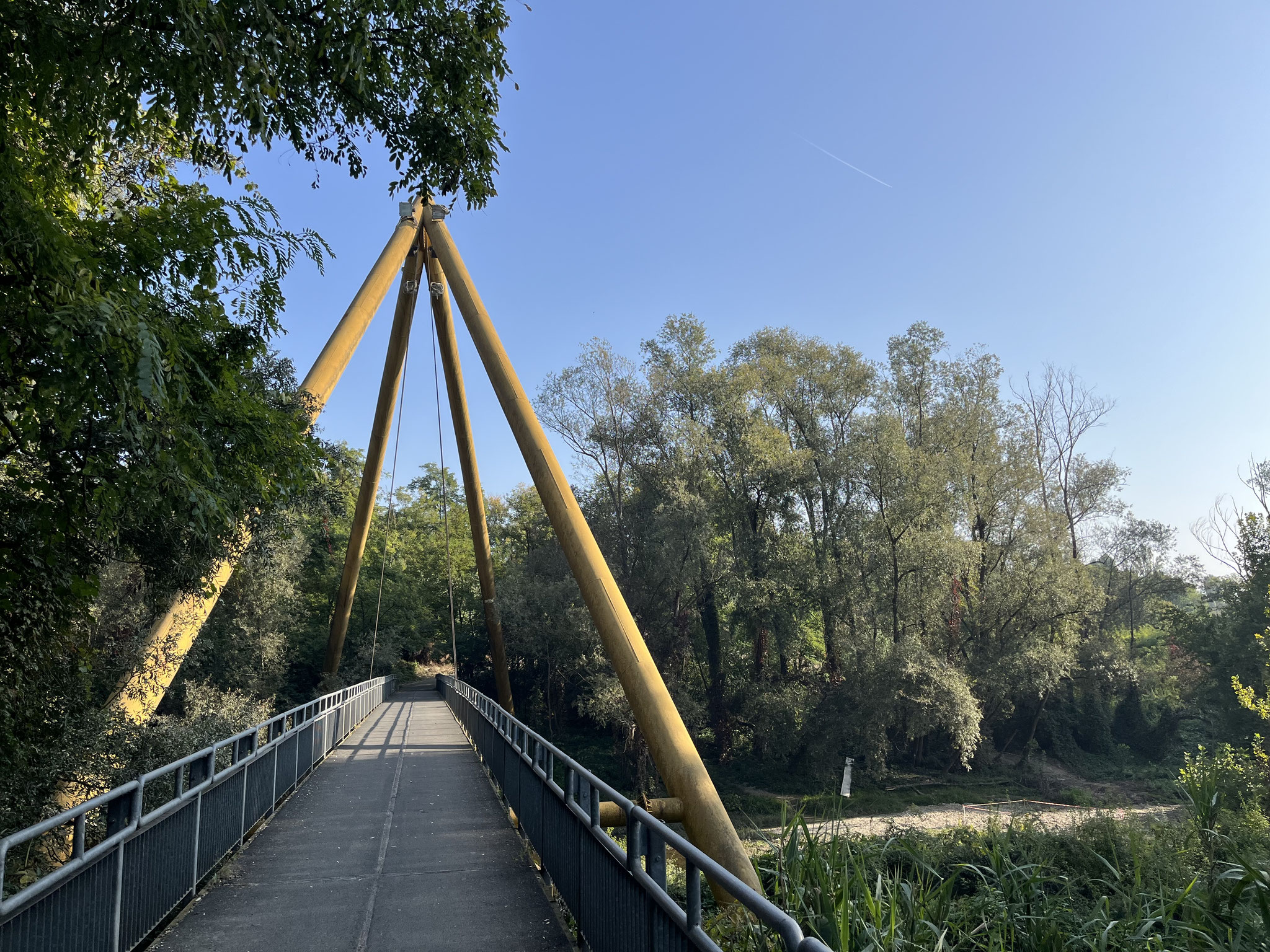 Wir fahren ziemlich lange durch die Stadt bis es endlich grüner wird und wir einen grossen Park durchqueren.