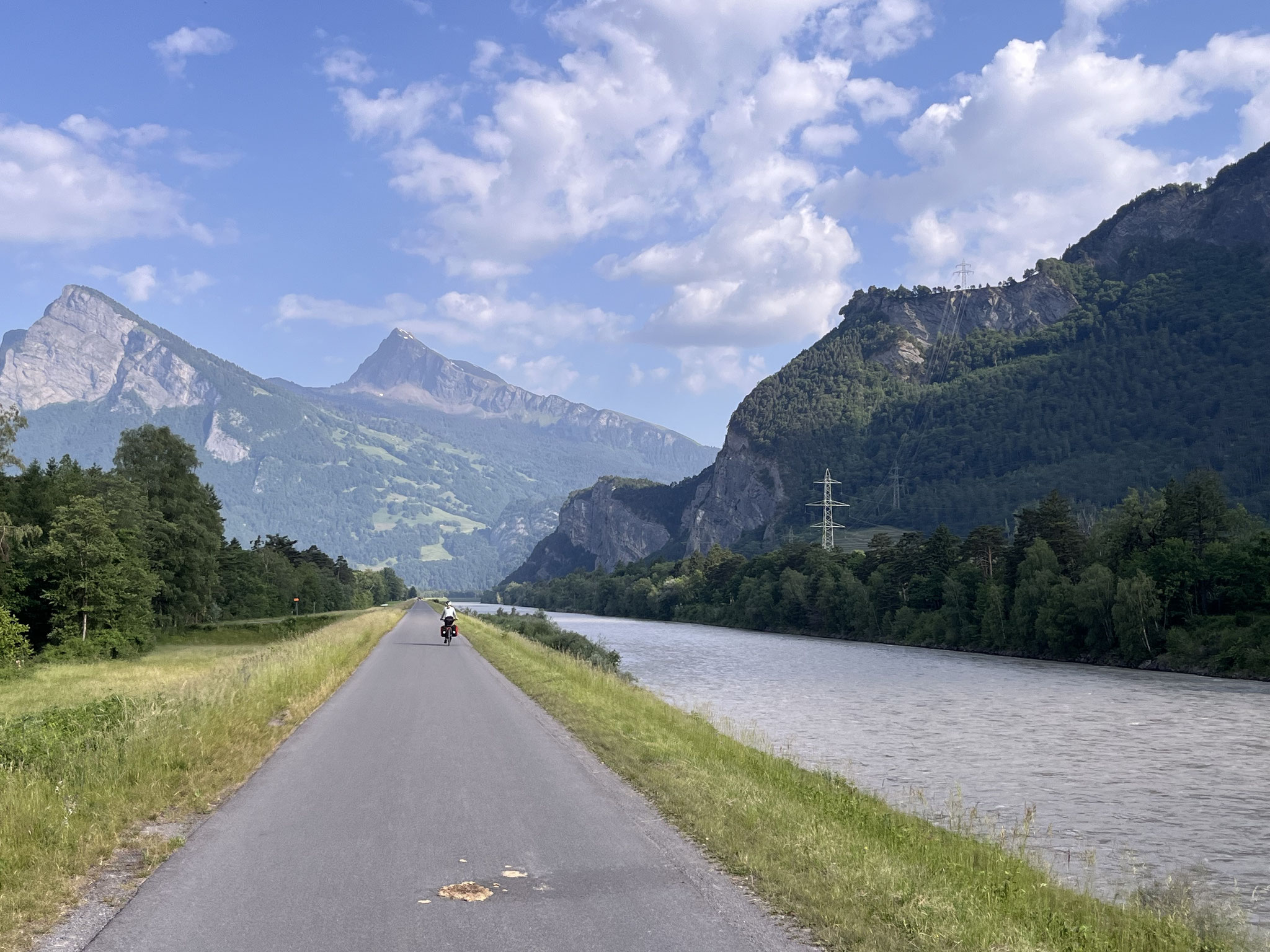Schnurgerade spulen wir auf dem Damm die Kilometer ab. Die Bergkulisse ist traumhaft und …