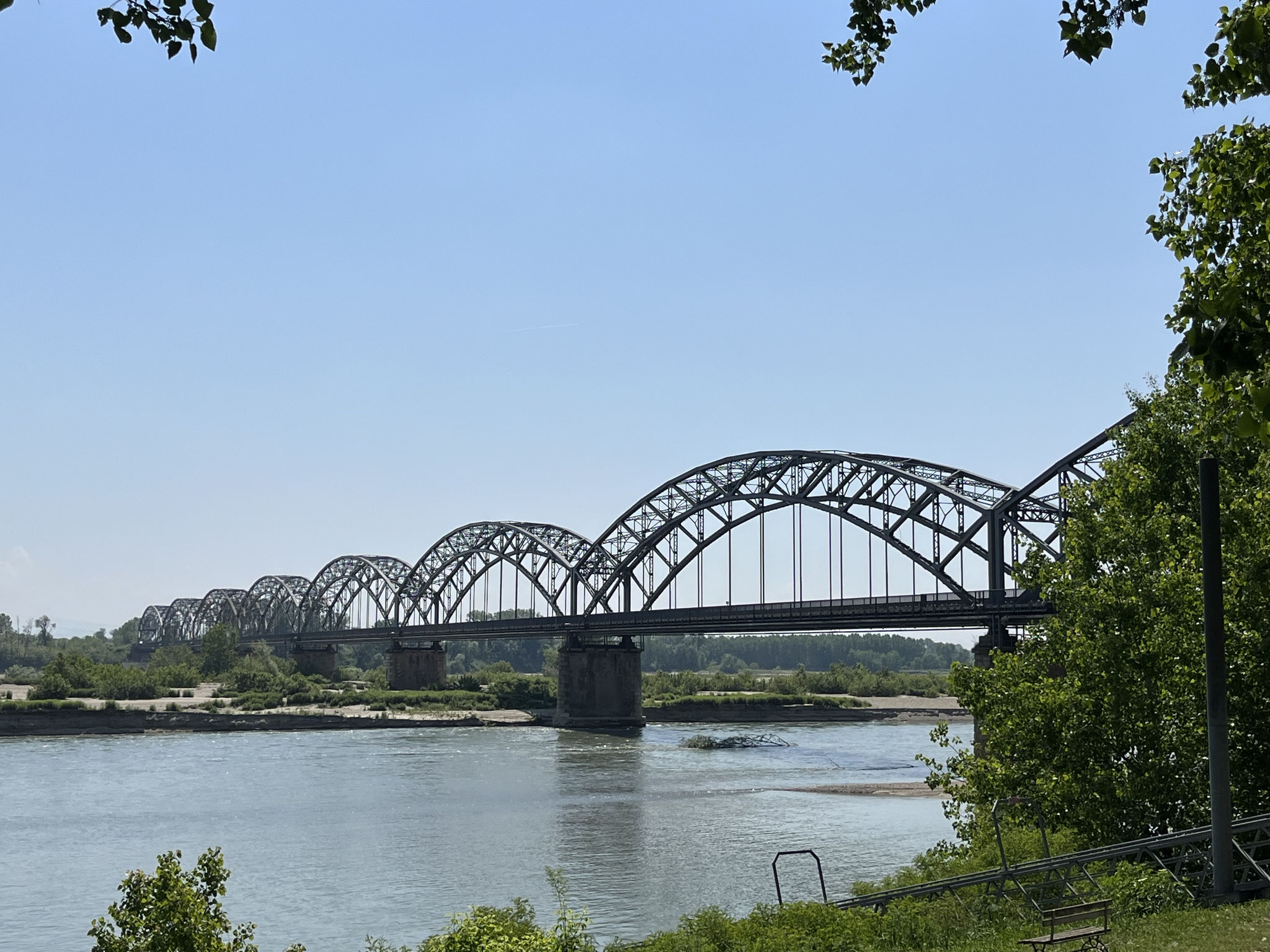 Die Bogenbrücke aus dem Jahre 1916, Ponte Gerola, ist 500m lang und eine Augenweide.