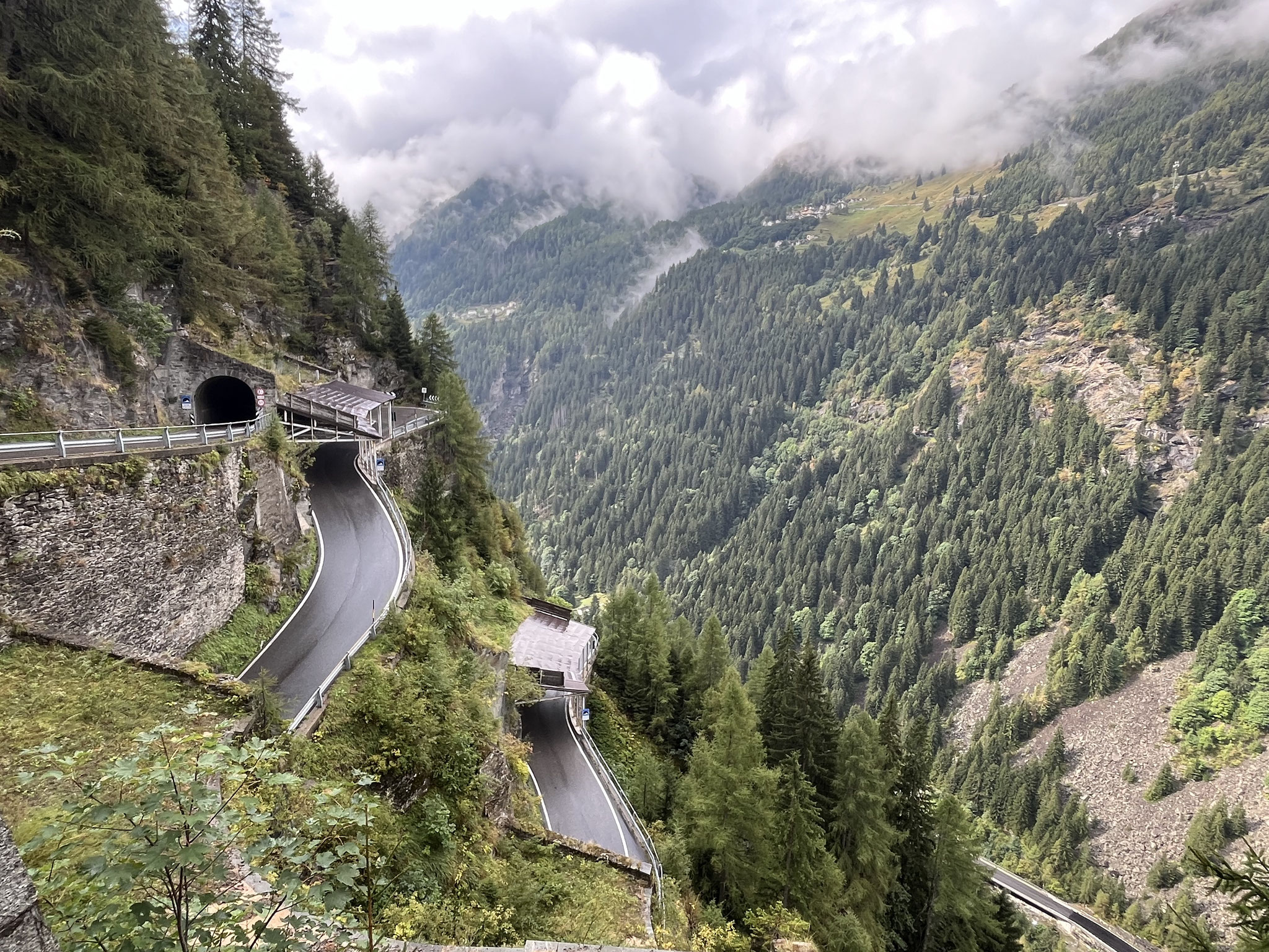 Das Wetter ist sehr schlecht und es regnet ziemlich stark, deshalb gibt es keine Fotos. Glücklicherweise lässt der Regen nach und wir können die atemberaubende, steile  Abfahrt geniessen.