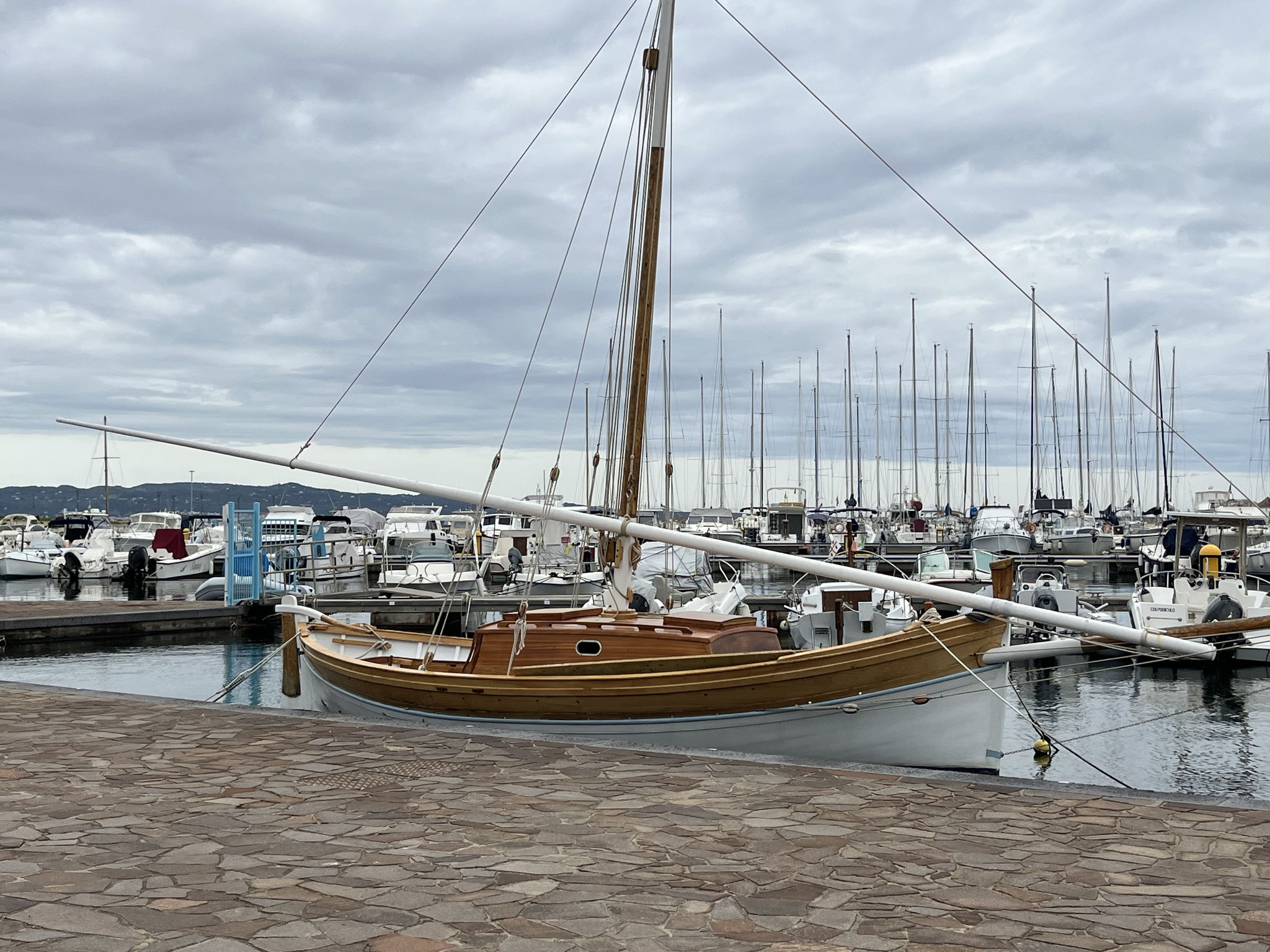 … bis zum Hafen von Calasetta, wo uns dieses Holzschiff auffällt.