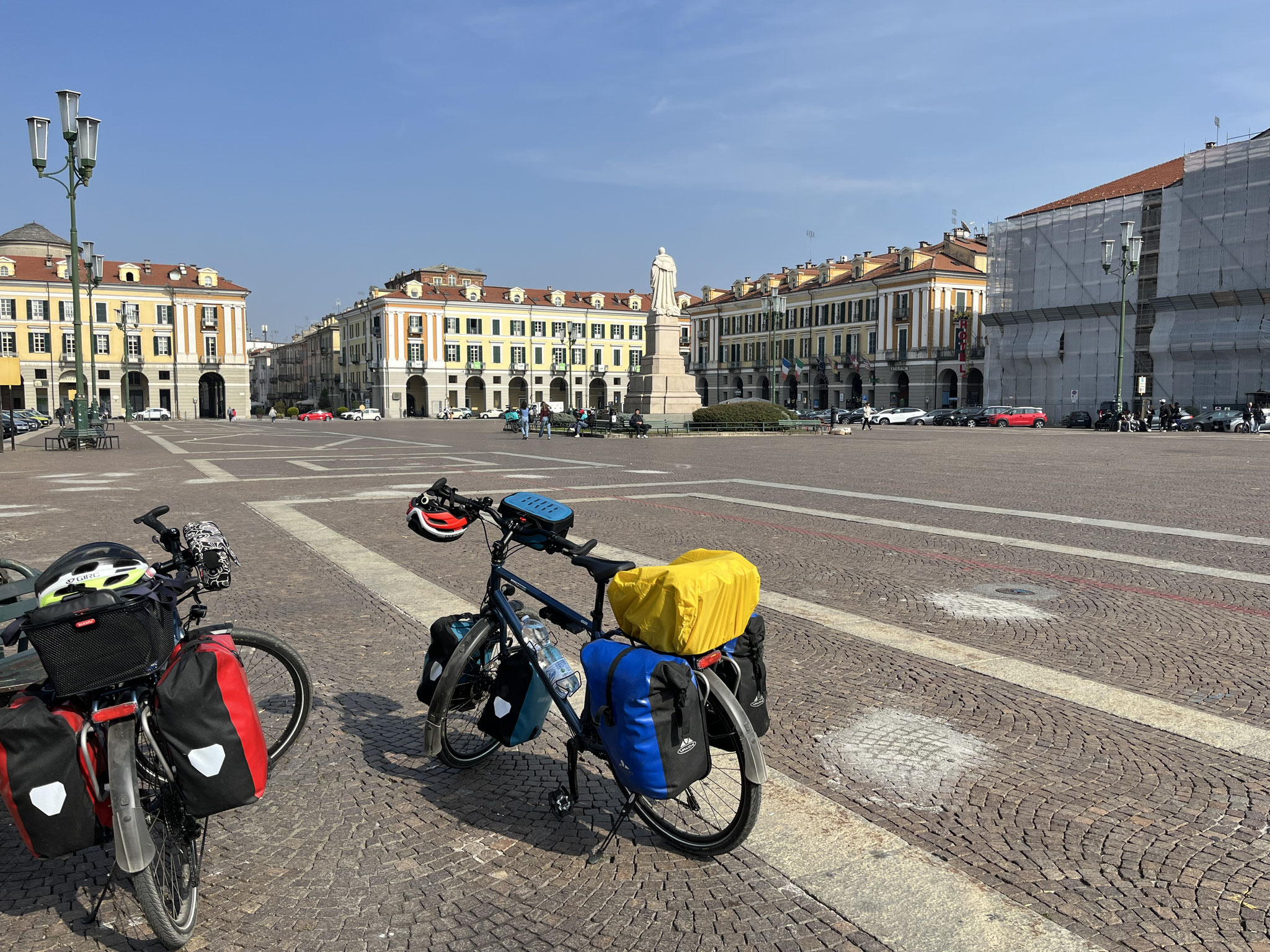 Auf der grossen Piazza Galimberti machen wir eine Pause und halten Ausschau nach unserem Appartement.