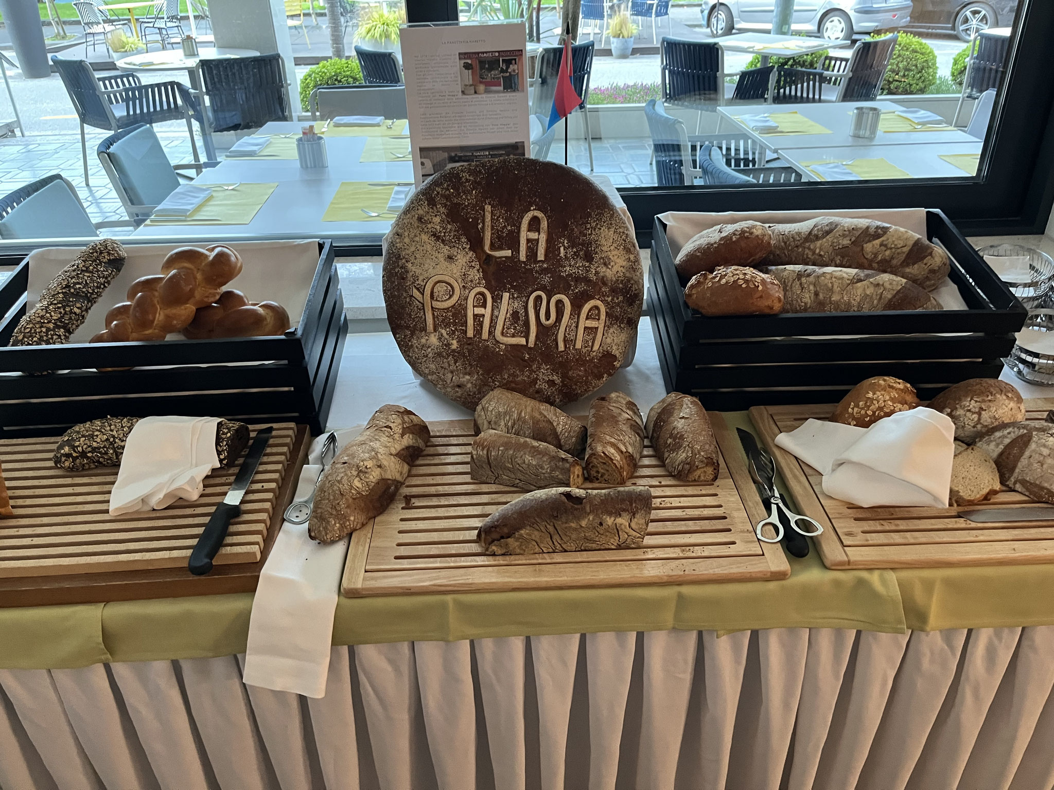 Am Sonntag geniessen wir das Frühstücksbuffet in vollen Zügen, bevor …