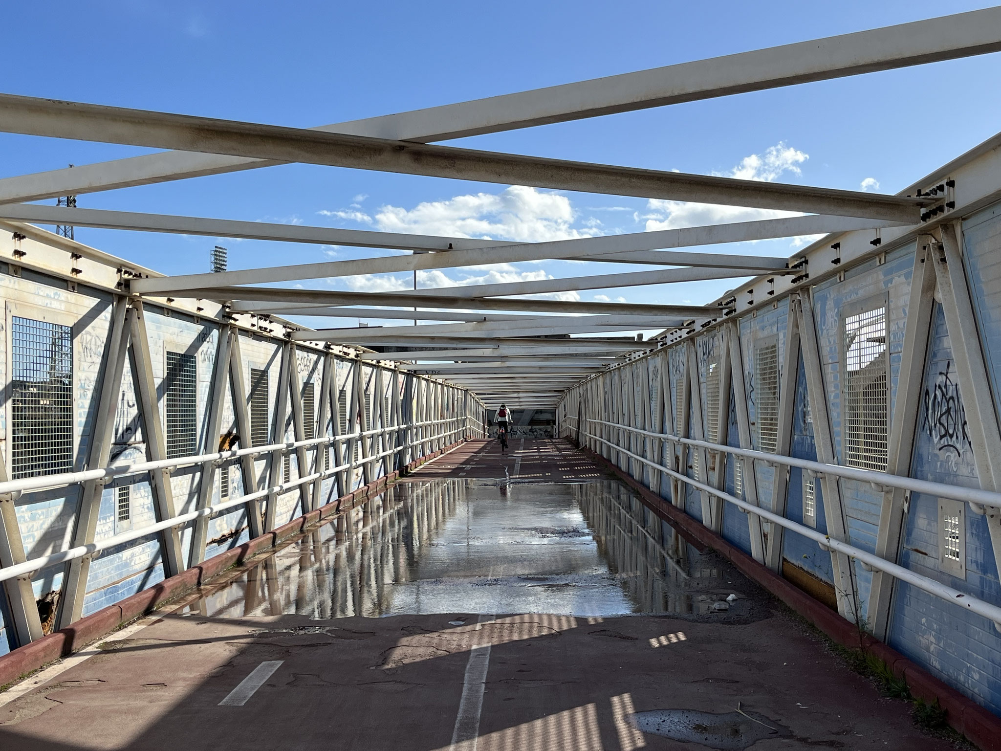 Danach gehts zurück, über eine andere Brücke beim alten Fussballstadion.