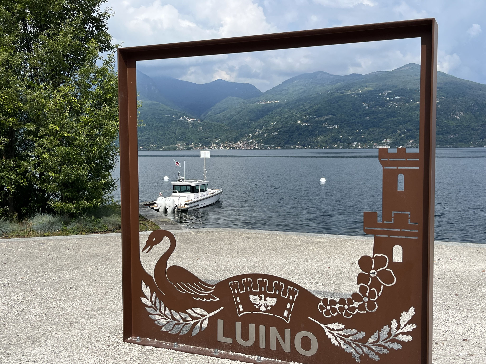 Wir spazieren zum Hafen von Luino, wo es eine schöne Promenade mit Park und Allee gibt.