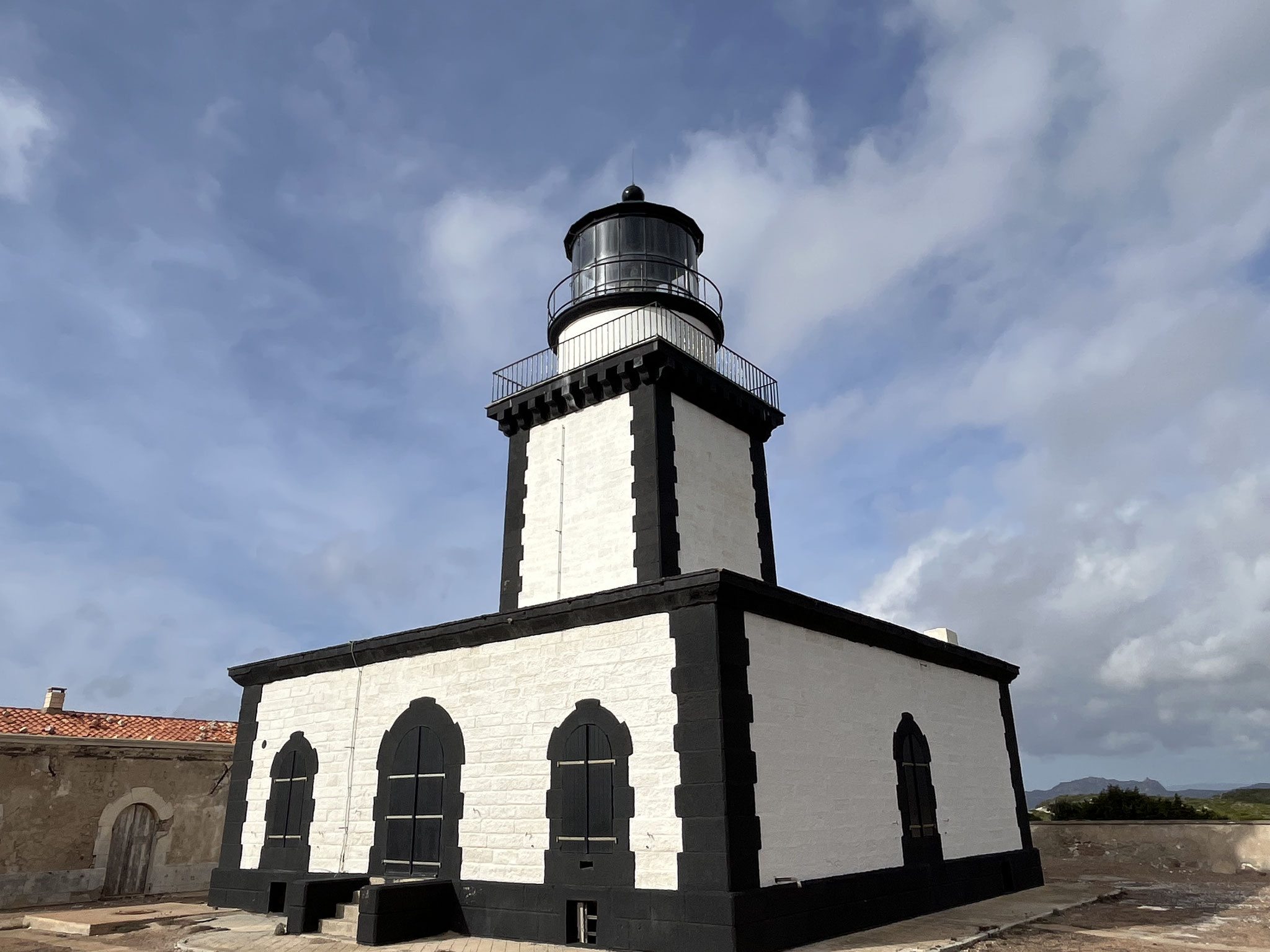 Der Zugang zum Leuchtturm ist leider geschlossen und wir müssen um ihn herum gehen. Die Ansicht des Turmes ist sehr schön, der Umschwung leider ist ungepflegt und am Zerfallen.