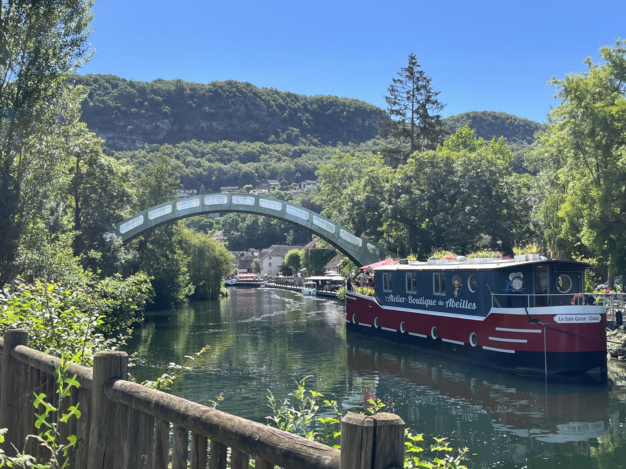 In Chanaz gibt es sogar einen Hafen, einen modernen Campingplatz mit Bungalows, die im Wasser stehen.