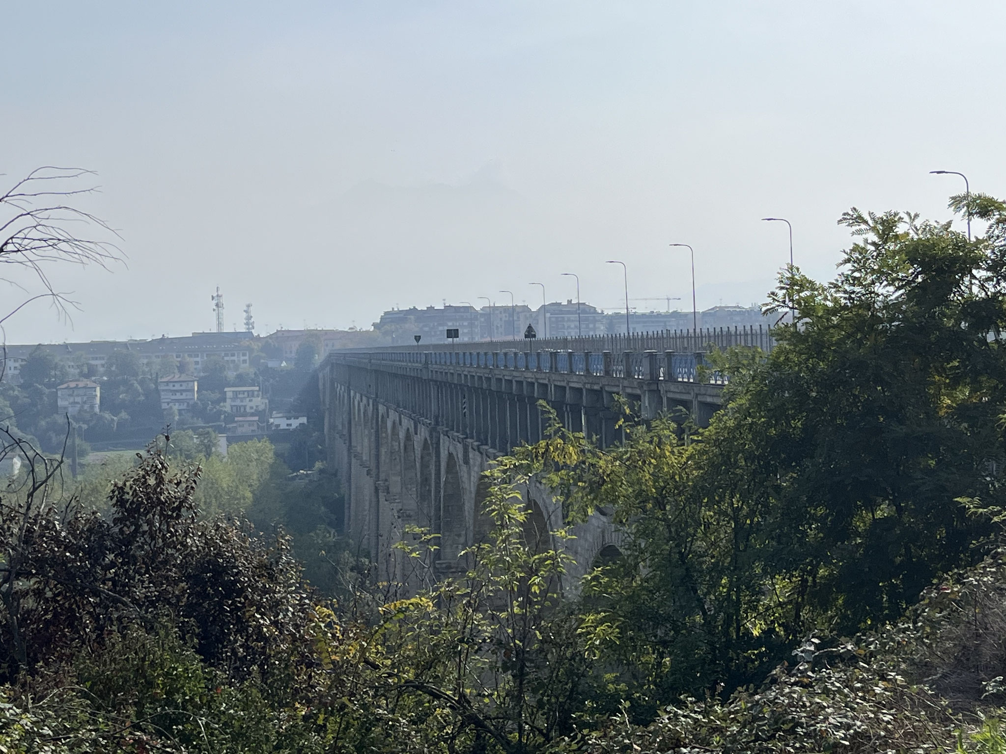 Der Name der Stadt Cuneo, bedeutet Keil, weil die Stadt auf einer keilförmigen Hochebene zwischen den Flüssen Stura und Gesso liegt. Es führen grosse und lange Viadukte in die Stadt.