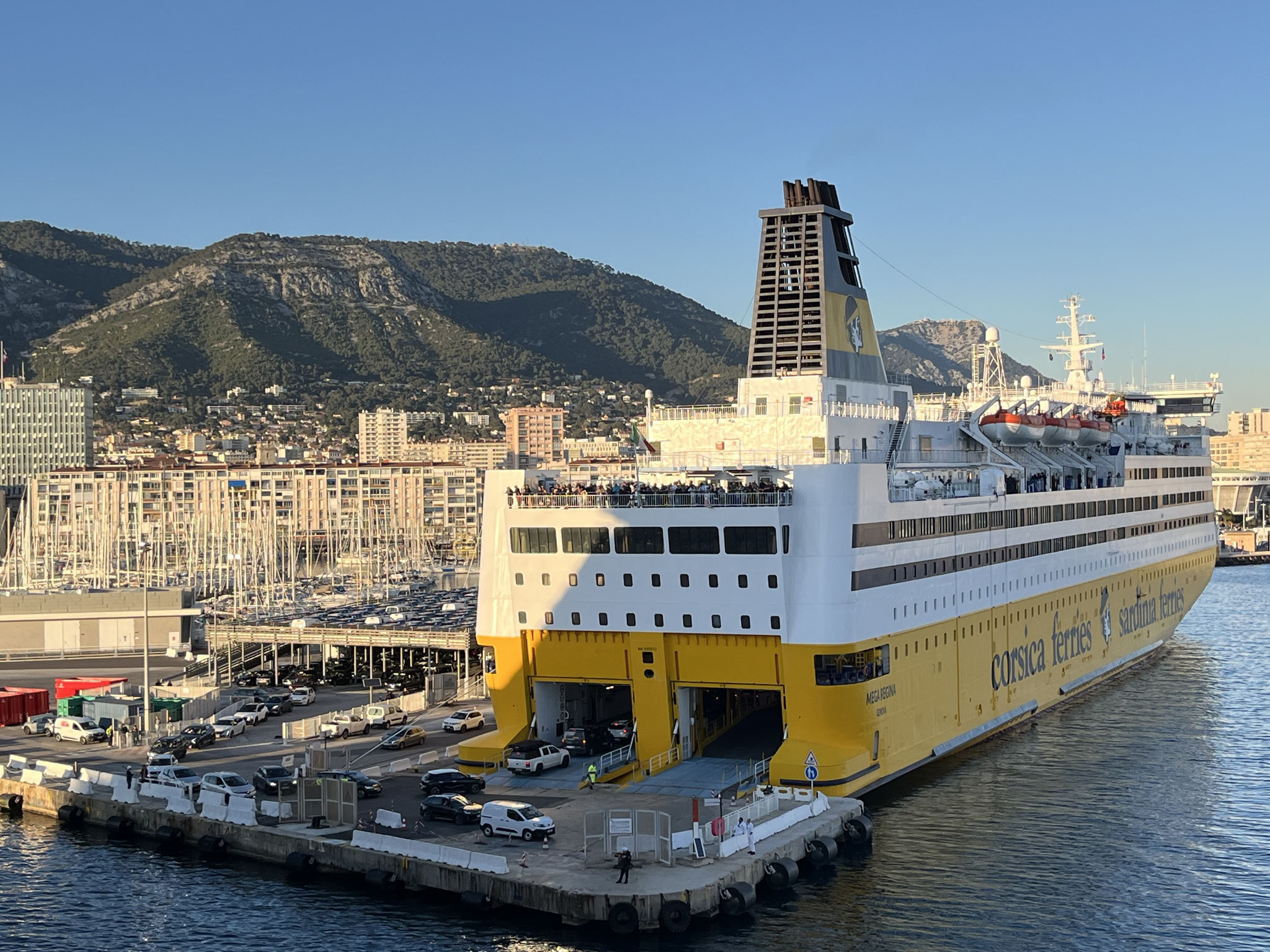 Wir schätzen die Stunden der Ruhe sehr, denn schon in Toulon wartet der grosse Rummel auf uns. Er beginnt schon im Hafen, wo gerade die Fähre nach Mallorca *beladen“ wird. Die Menschen strömen in Scharen aufs Sonnendeck und warten gespannt aufs Auslaufen.