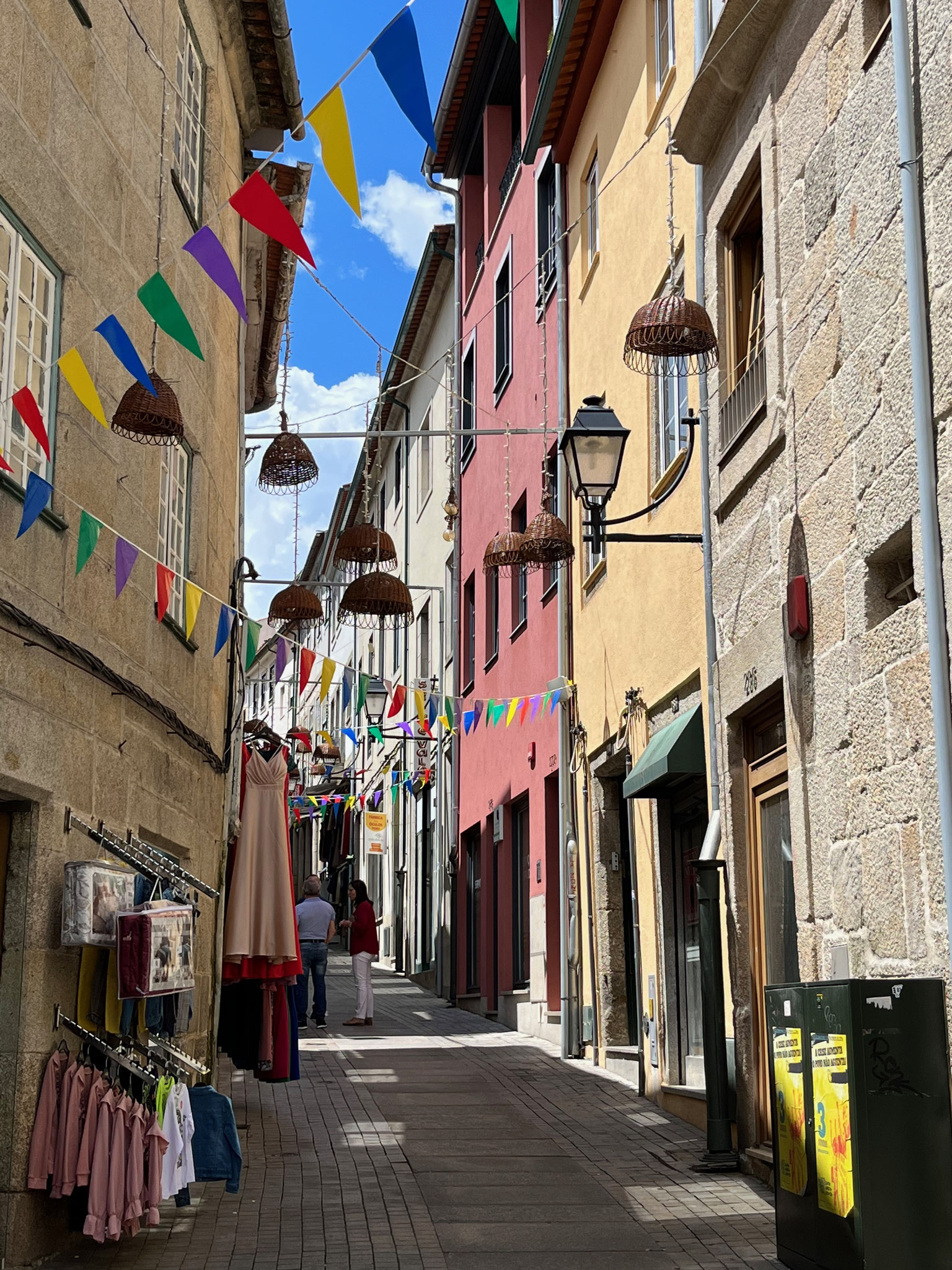In der Altstadt schlendern wir durch schmale Gassen mit schmucken Läden.