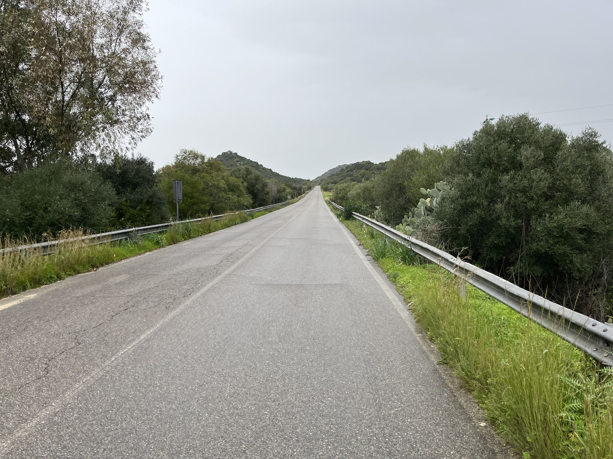 Auf einem flachen Küstenabschnitt mit vielen Ferienanlagen gehts weiter, bevor eine lange Gerade mit 11% Steigung auf uns wartet.