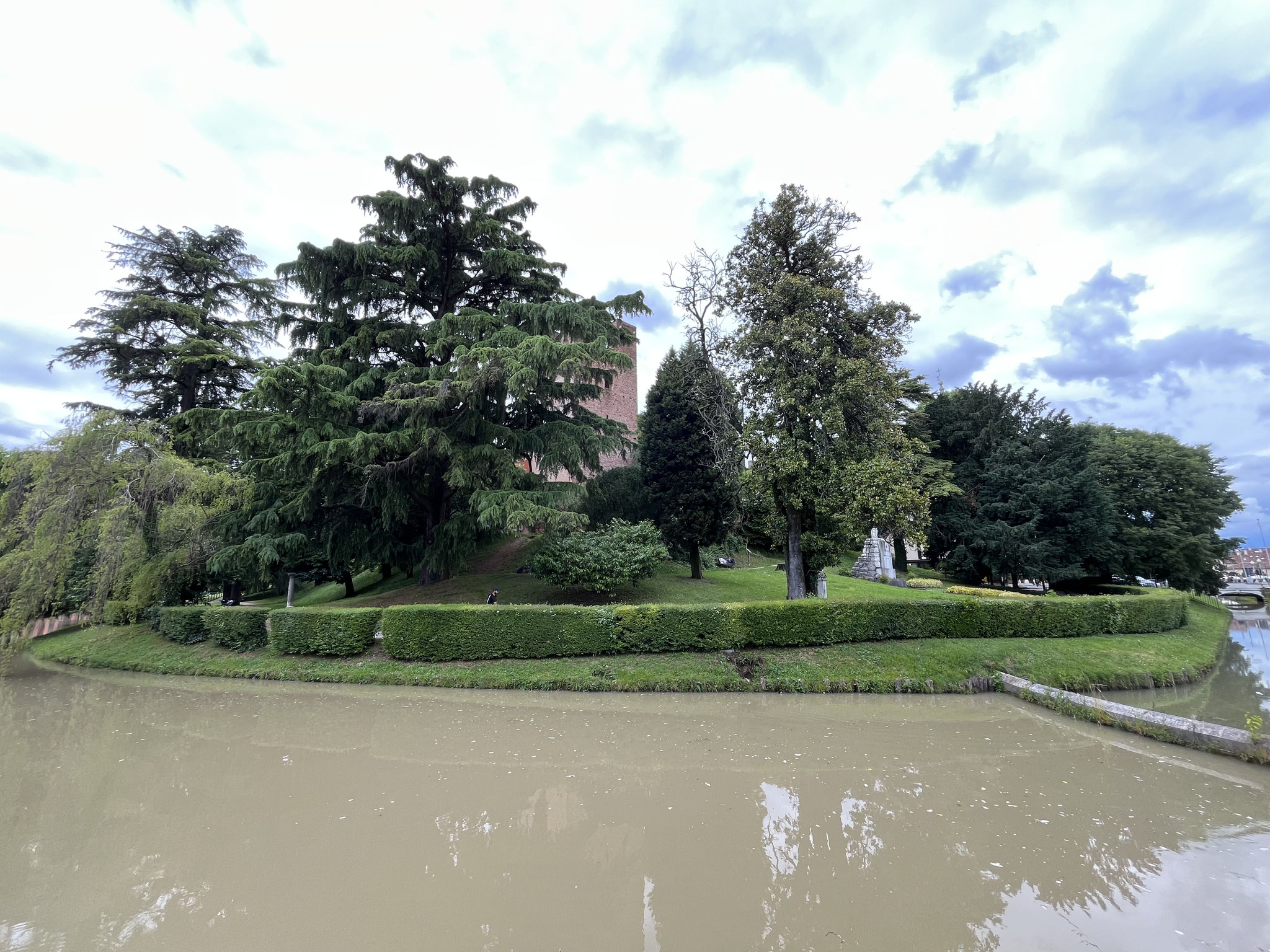 Die Innenstadt ist von einem Wassergraben und ...