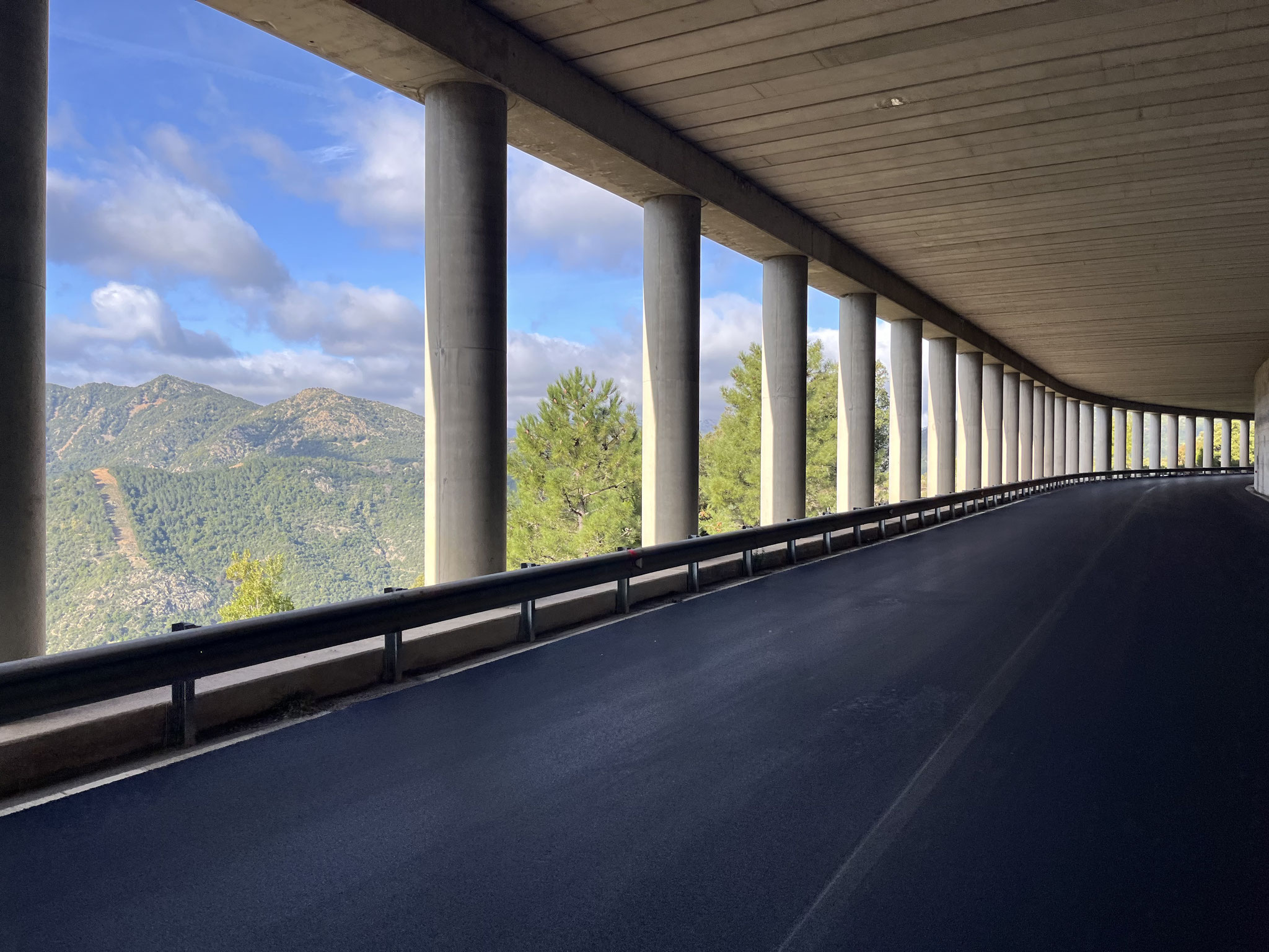 Wie eine Passstrasse in den Alpen ist diese aufwändig ausgebaut und breit.