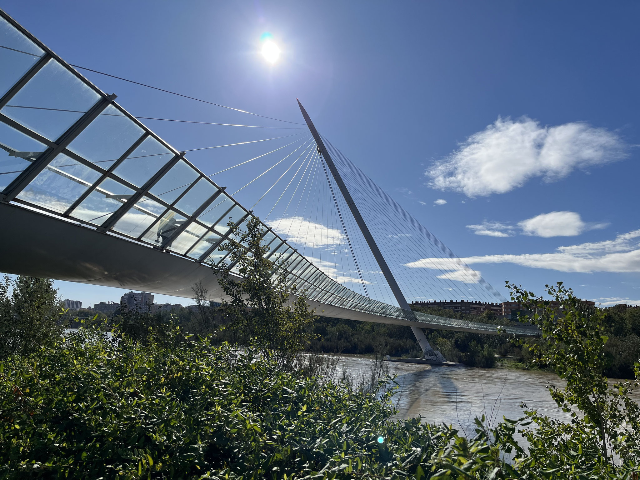 Ein wunderbares Bauwerk diese Fussgänger- und Velobrücke.